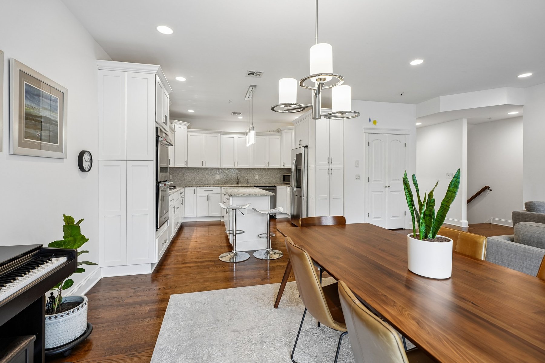 ?Steven Court Community? Meticulously Maintained Top to Bottom Townhome - 物件實景
