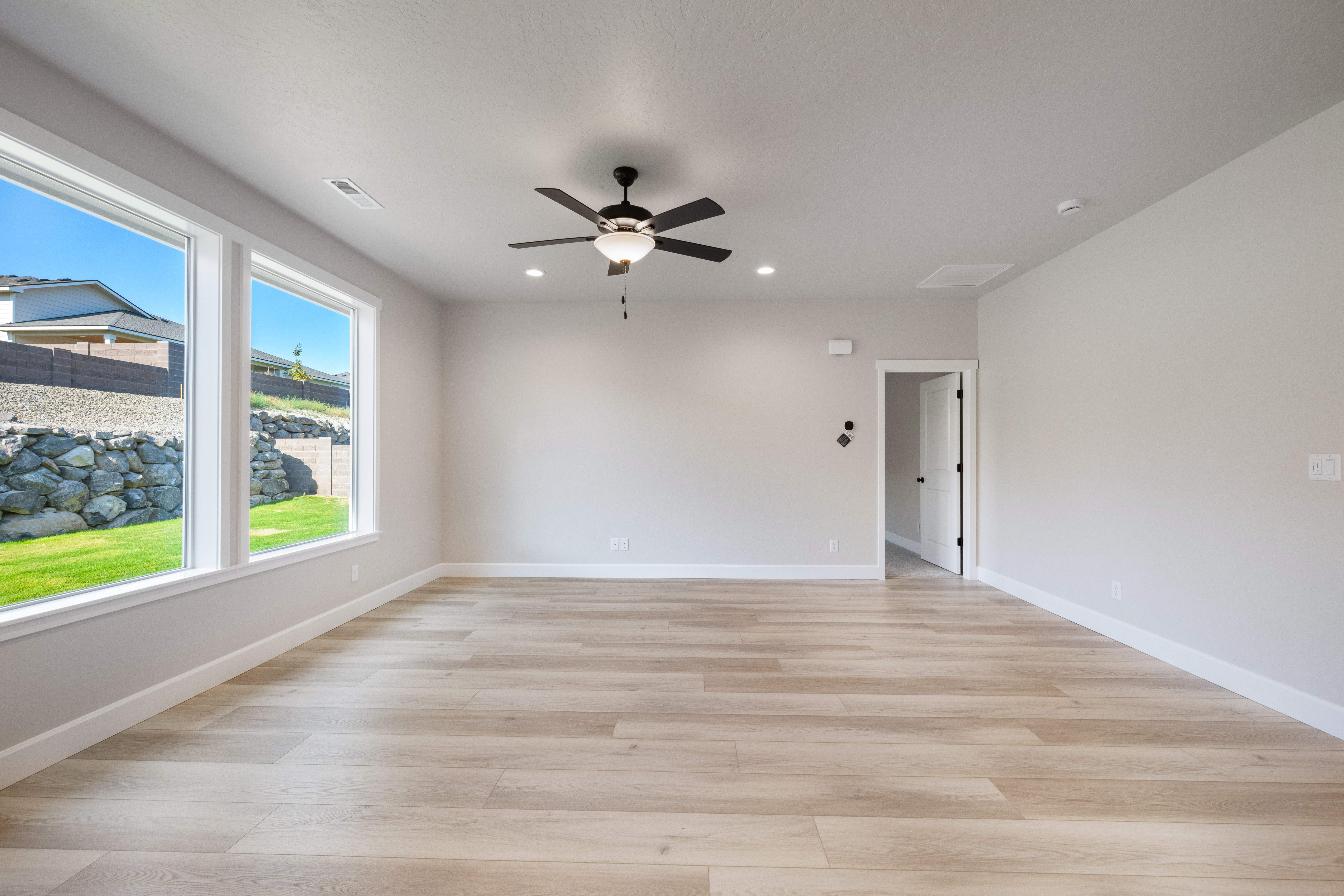  4-Car Garage, Big Yard & Fully Fenced - 物件實景