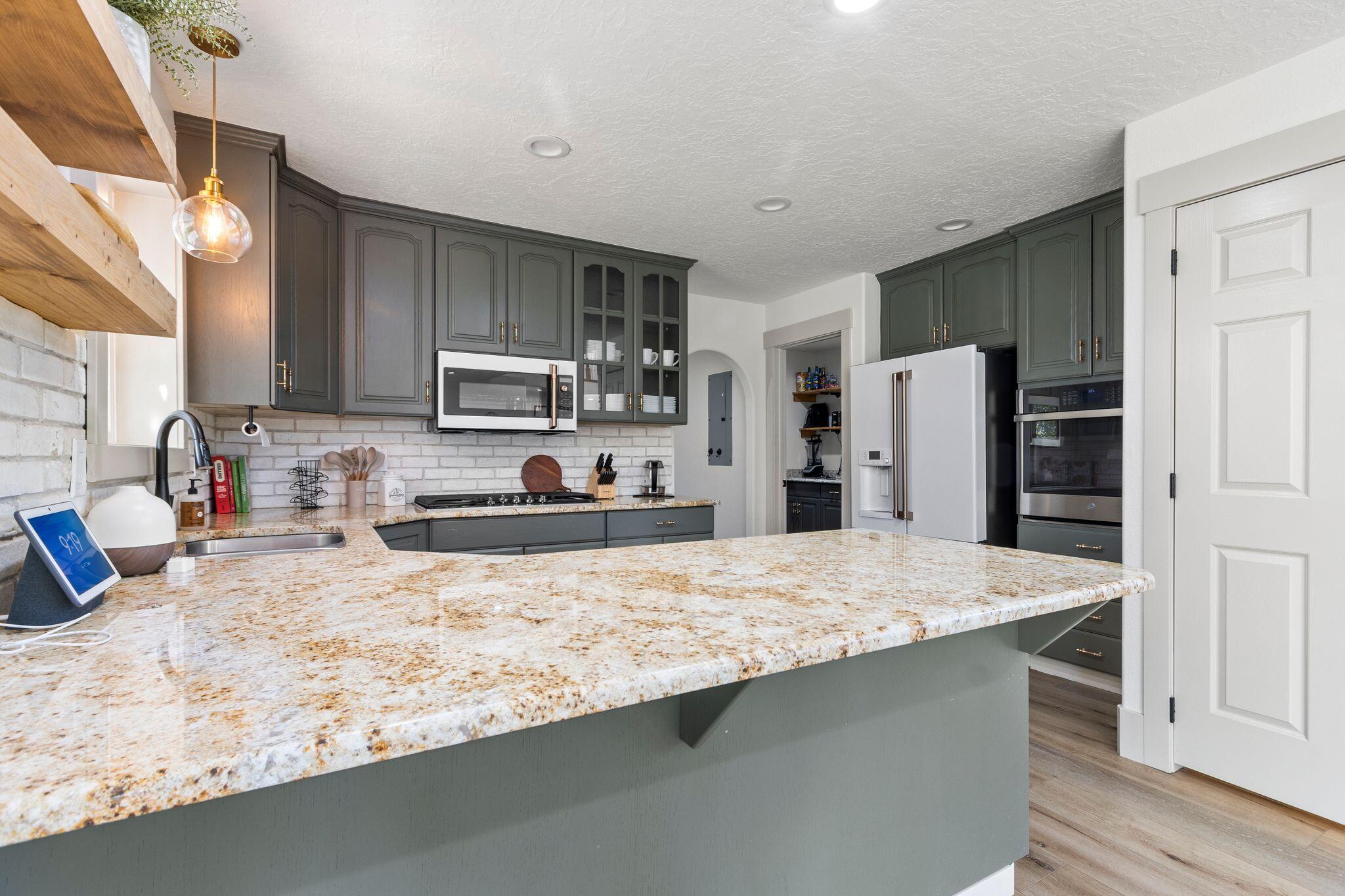 Parowan, Utah, 84761, United States, 6 Bedrooms Bedrooms, ,5 BathroomsBathrooms,Residential,For Sale,1995430