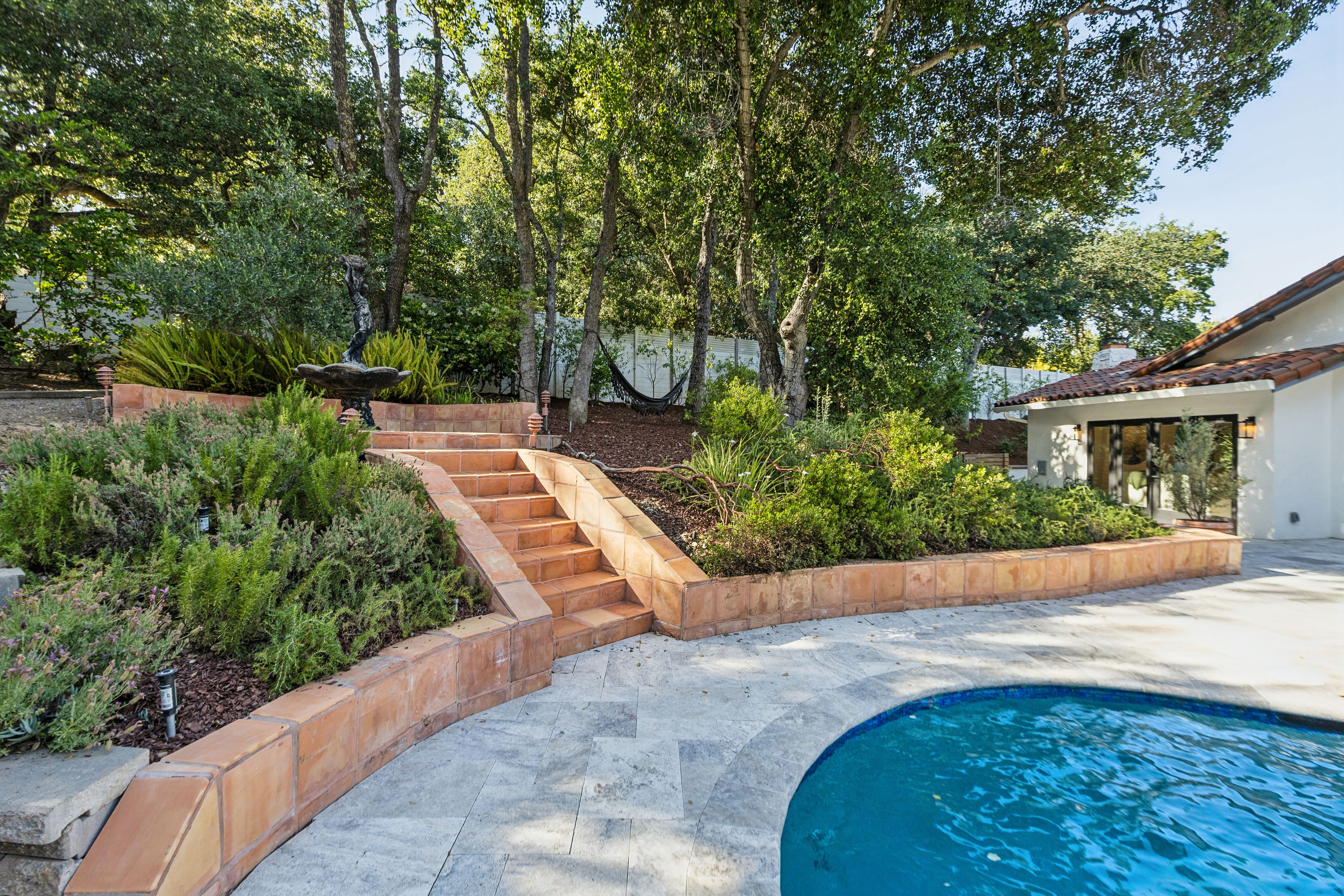  Private Gated Sanctuary With Expansive Outdoor Living - 物件實景