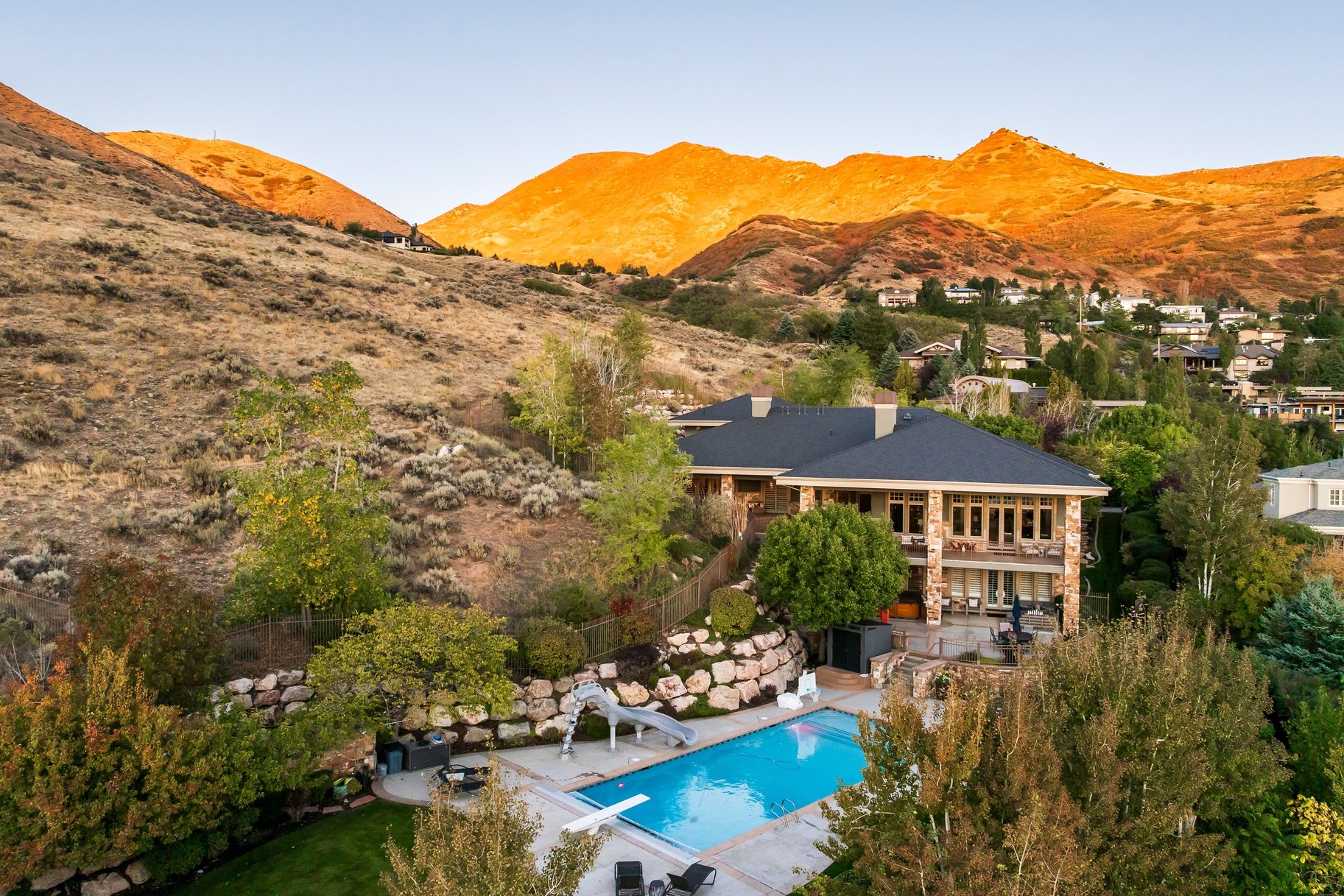  Timeless East Bench Craftsman Estate with Gated Entry, Expansive Light and Views - 物件實景