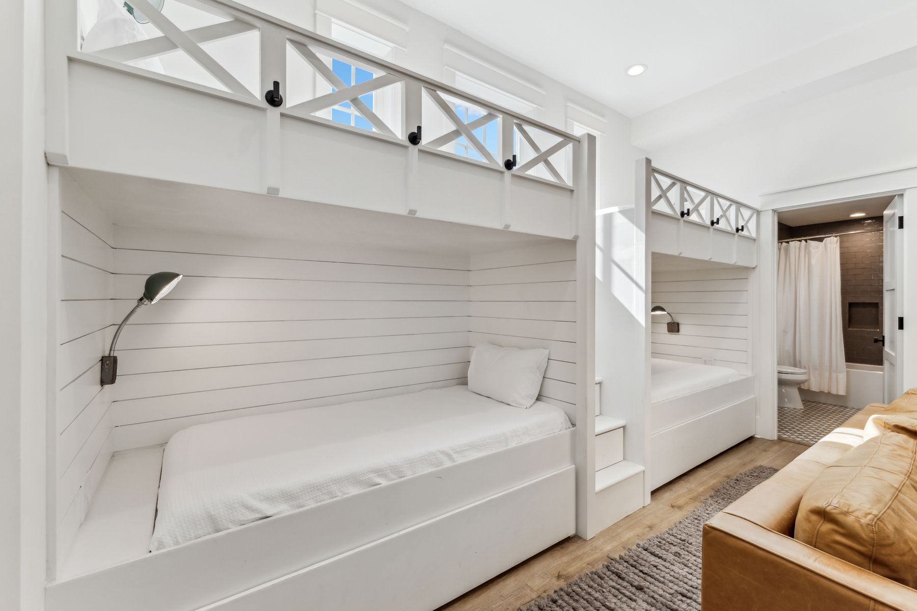  Turnkey Coastal Cottage With Bunks And Gaming Arcade - 物件實景