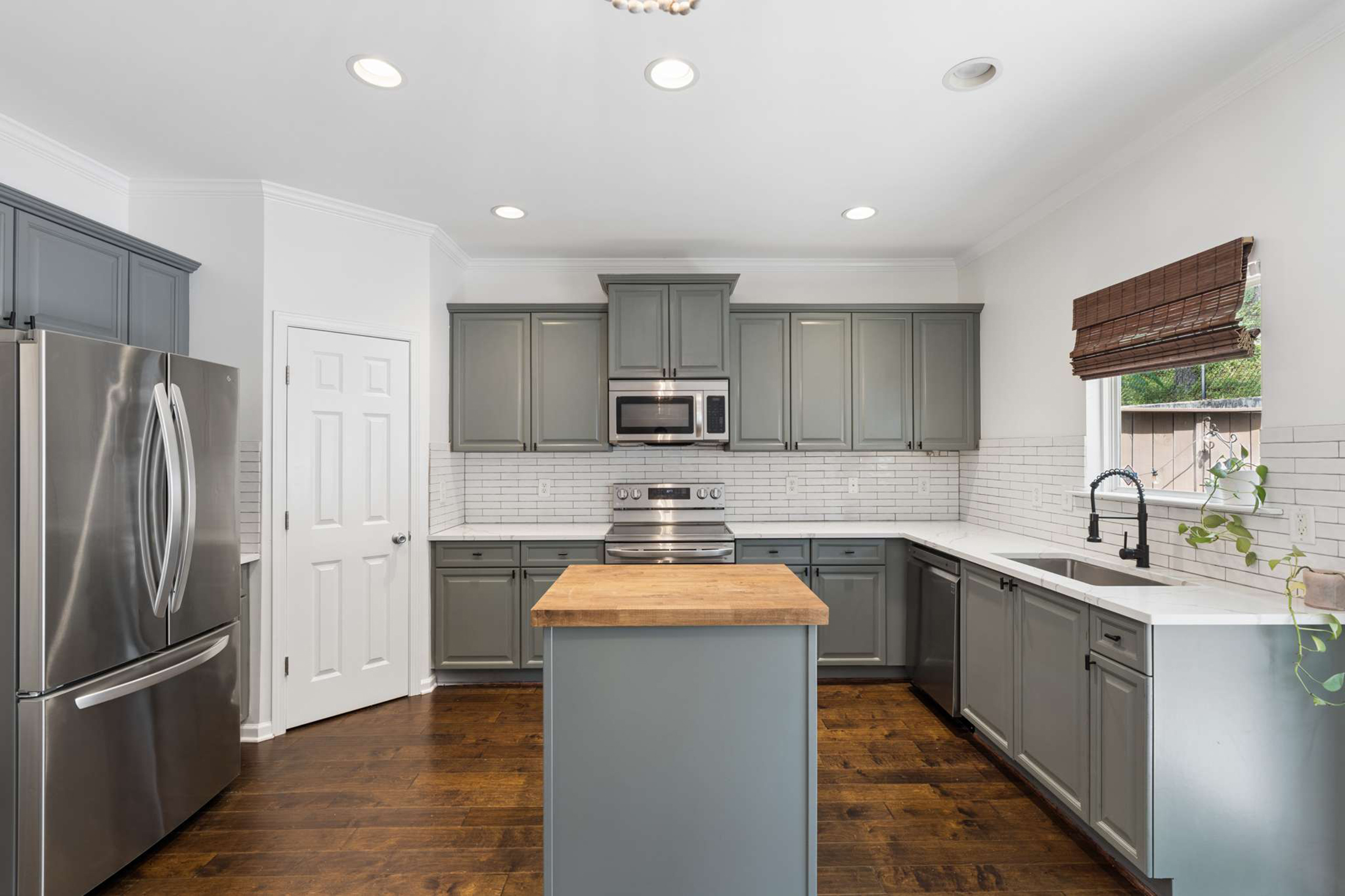  Beautifully Renovated Townhome in the Gated Liberty Park Community - 物件實景