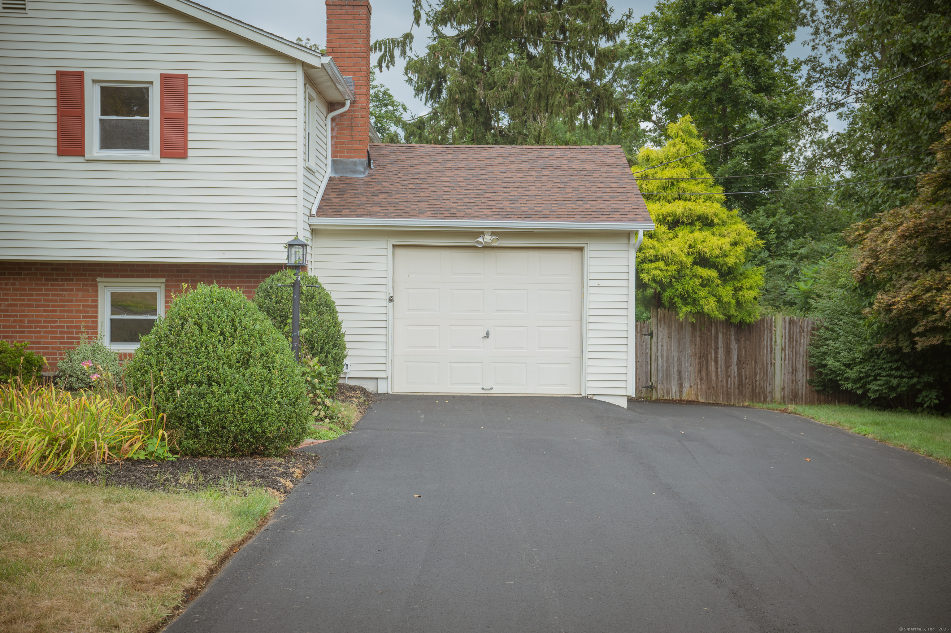 Branford, Connecticut, 06405, United States, 3 Bedrooms Bedrooms, ,2 BathroomsBathrooms,Residential,For Sale,1907106