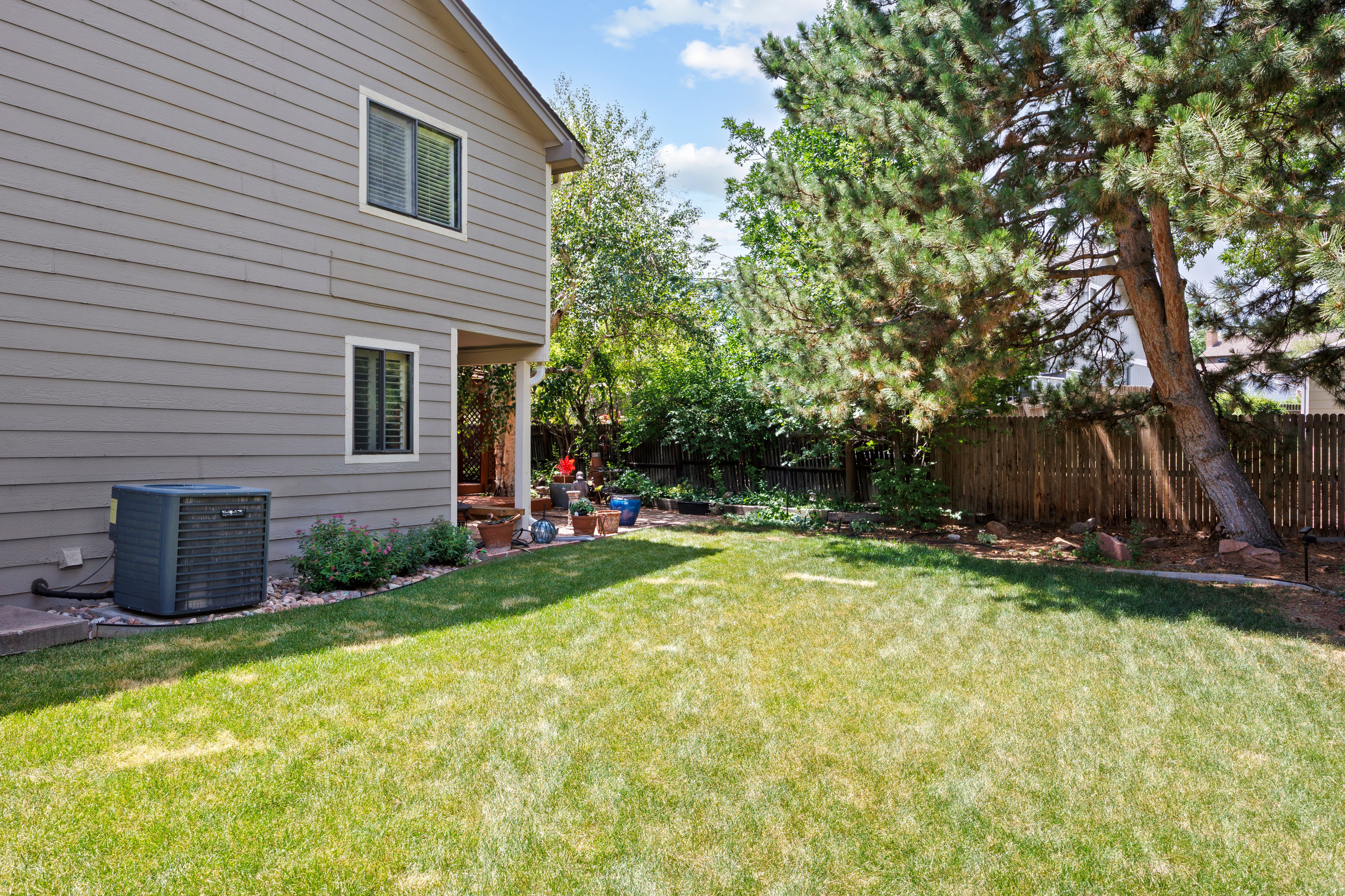  Updated Home with Private Yard & Equity Potential - 物件實景