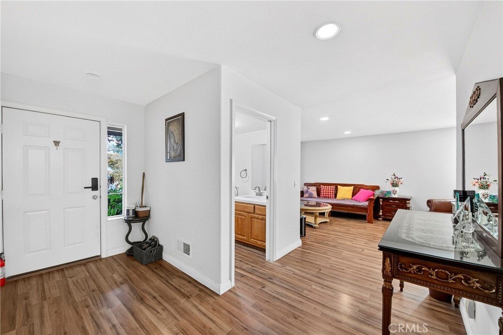 La Crescenta, California, 91214, United States, 4 Bedrooms Bedrooms, ,3 BathroomsBathrooms,Residential,For Sale,1997166