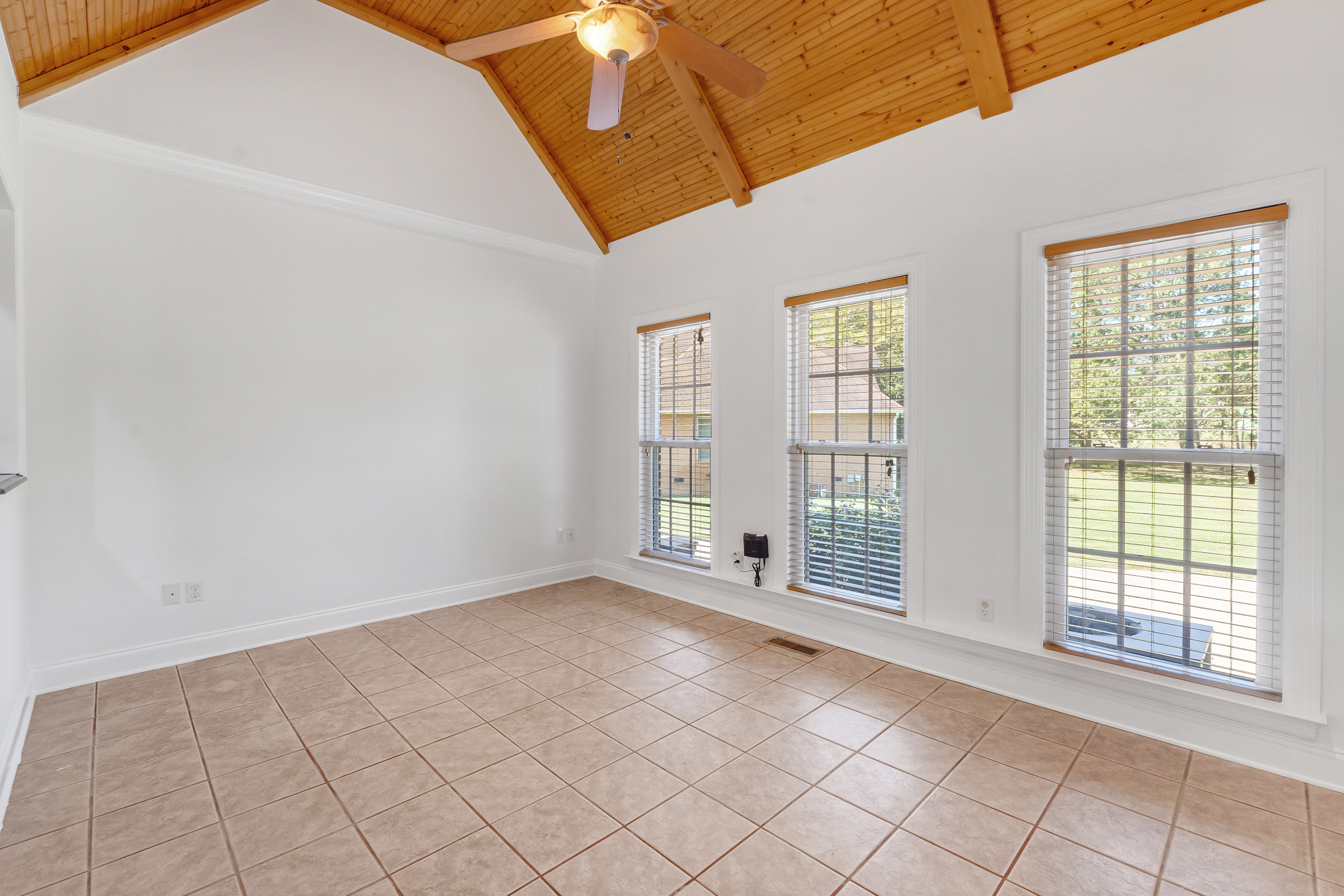 Tullahoma, Tennessee, 37388, United States, 6 Bedrooms Bedrooms, ,5 BathroomsBathrooms,Residential,For Sale,1851275