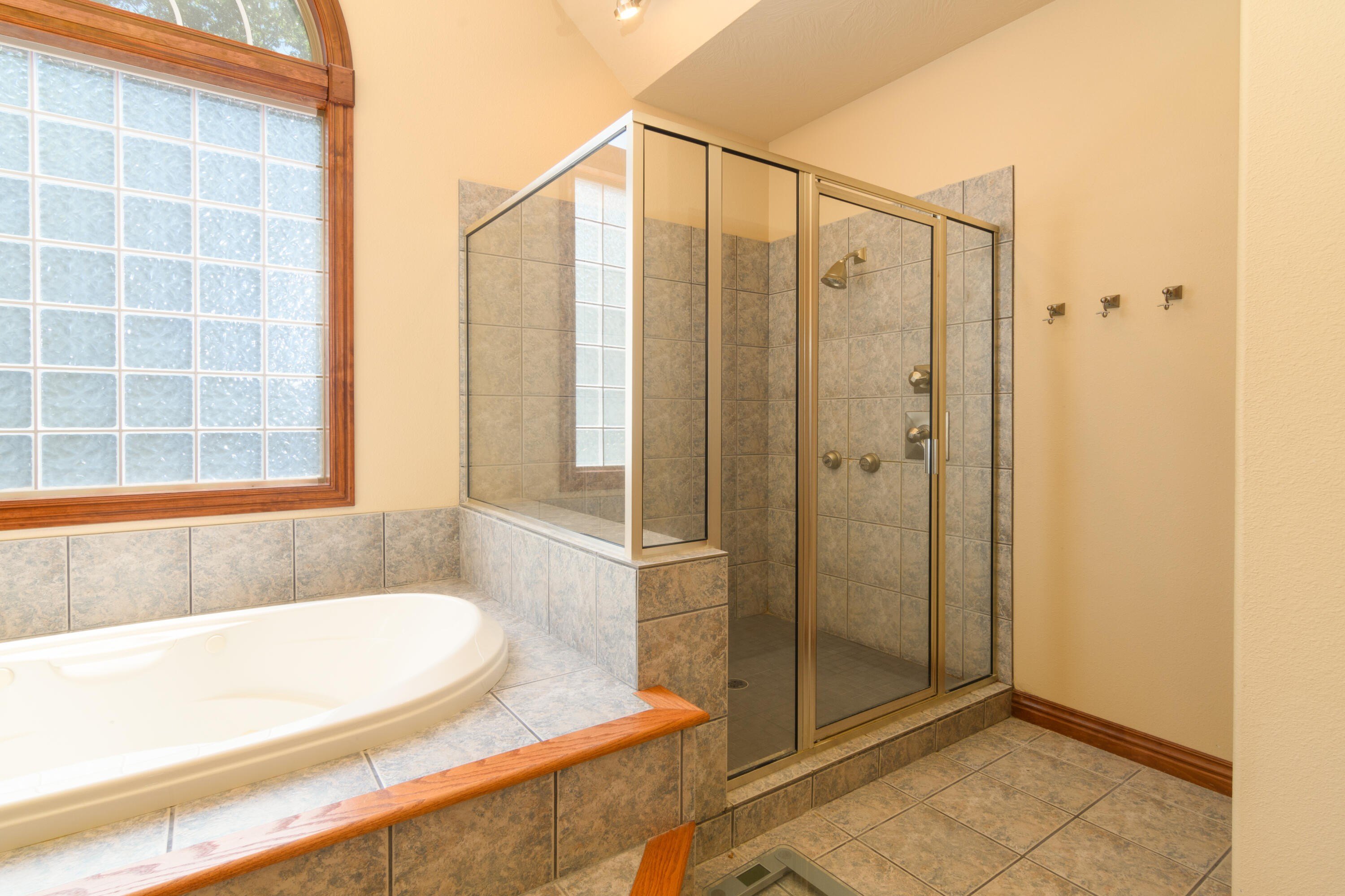 Walnut Shade, Missouri, 65771, United States, 6 Bedrooms Bedrooms, ,5 BathroomsBathrooms,Residential,For Sale,1975828