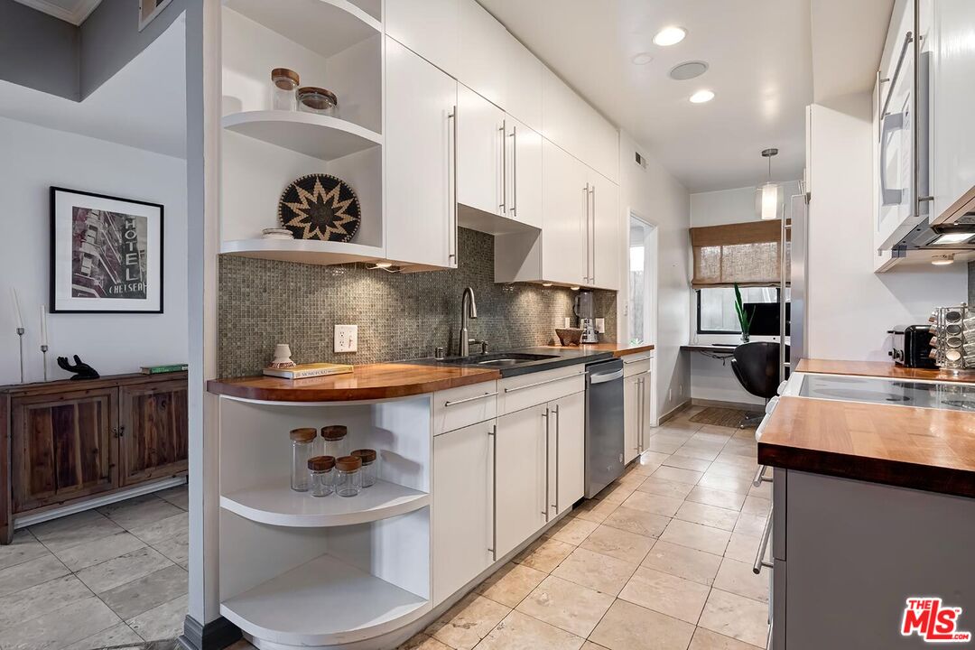 West Hollywood, California, 90069, United States, 2 Bedrooms Bedrooms, ,2 BathroomsBathrooms,Residential,For Sale,1819033
