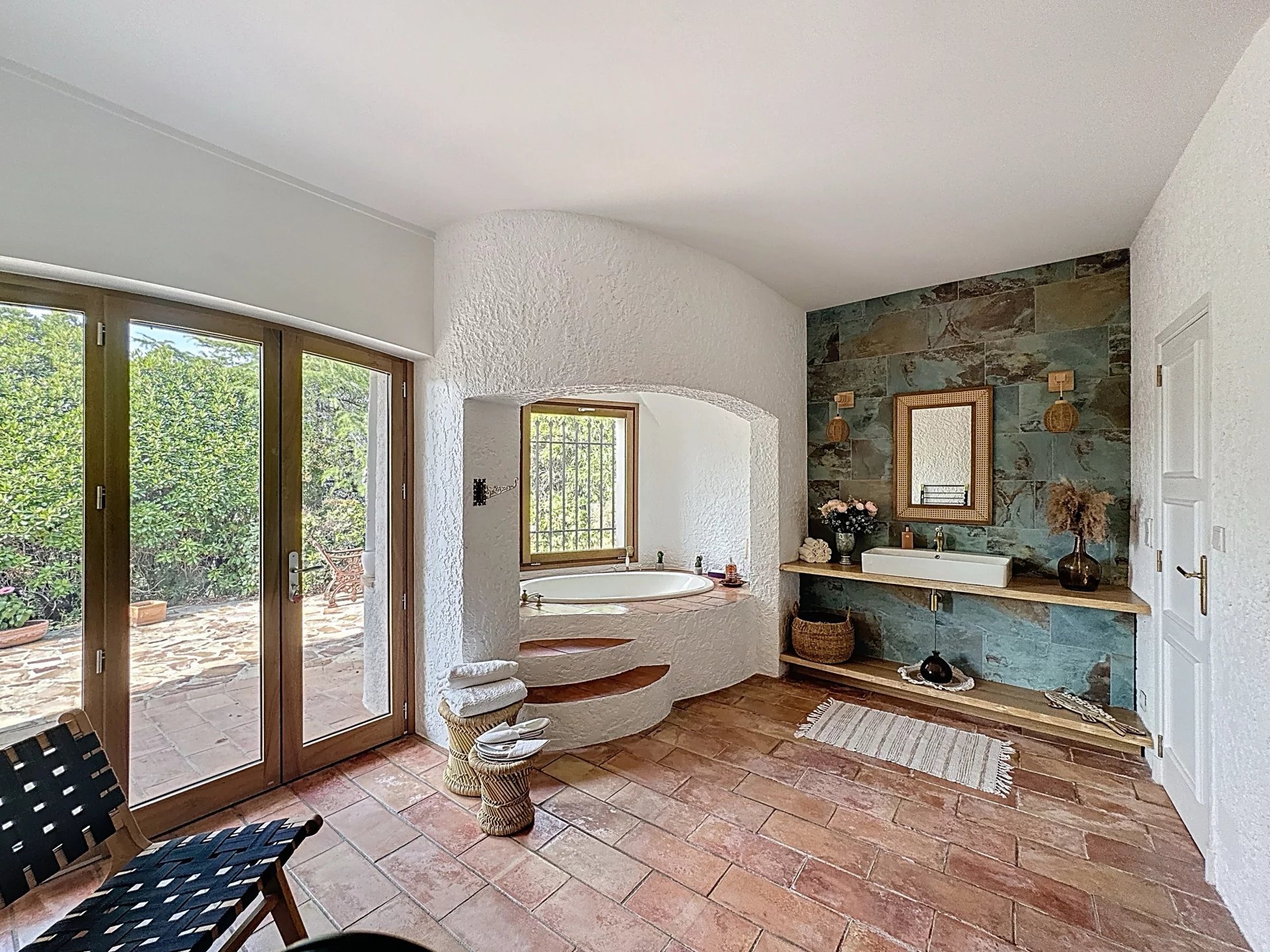 Fréjus, Provence-Alpes-Côte d’Azur, 83600, FR, 4 Bedrooms Bedrooms, ,8 BathroomsBathrooms,Residential,For Sale,1994397