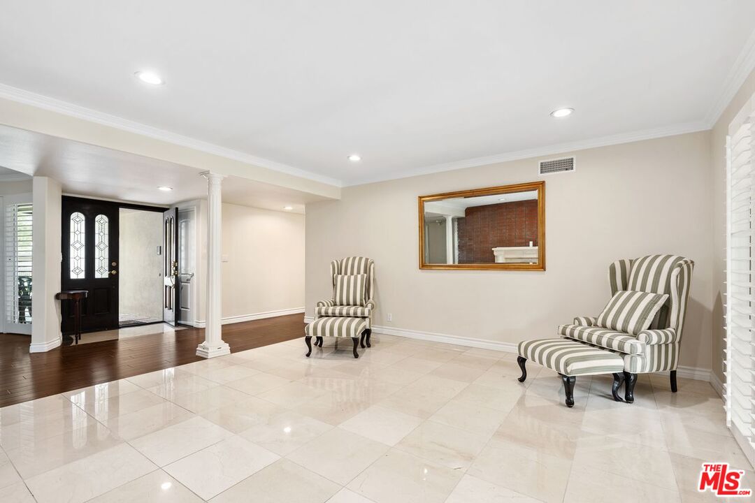 Los Angeles, California, 90056, United States, 5 Bedrooms Bedrooms, ,3 BathroomsBathrooms,Residential,For Sale,1987741