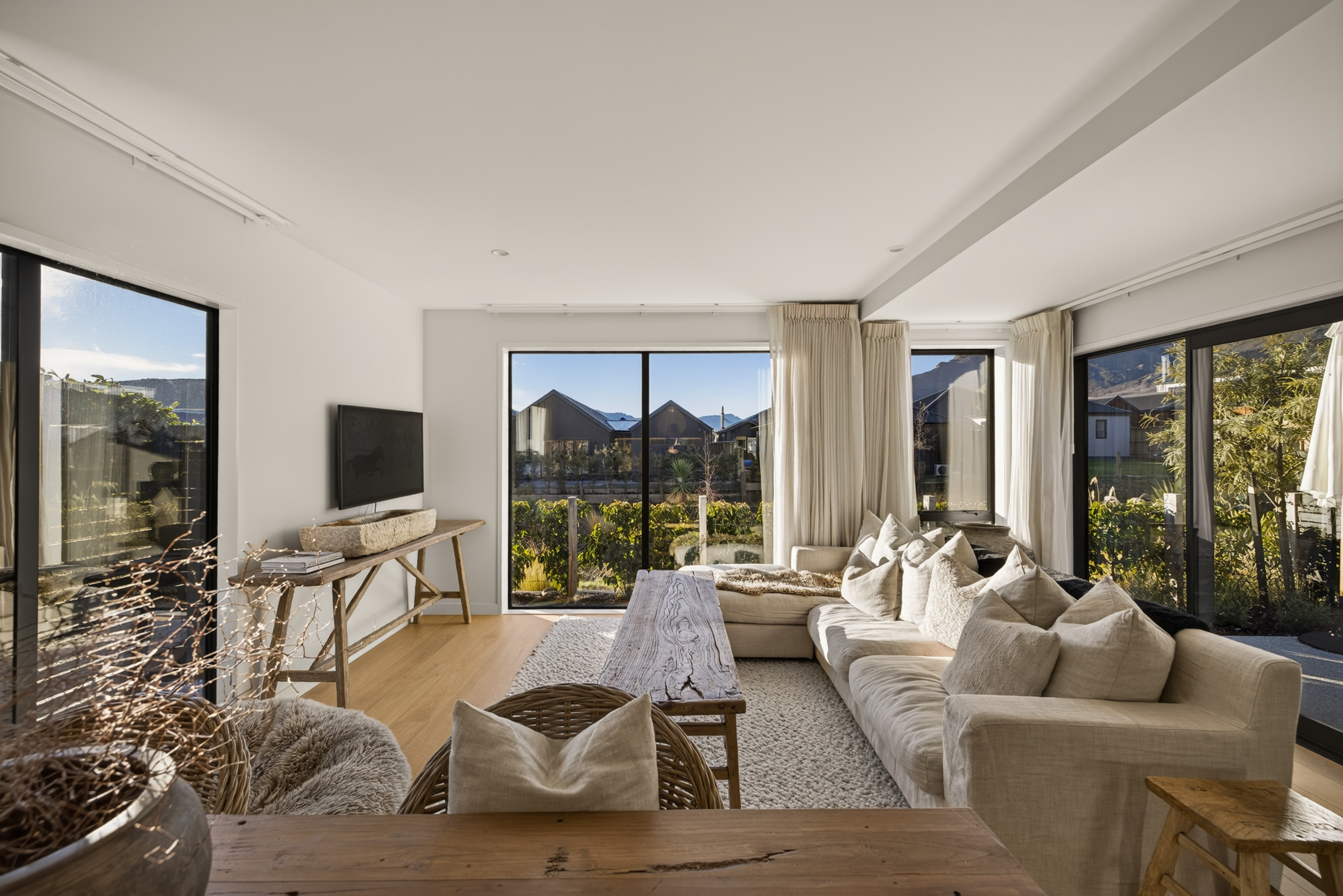  Investment or Lifestyle Home - Offers Invited - 物件實景