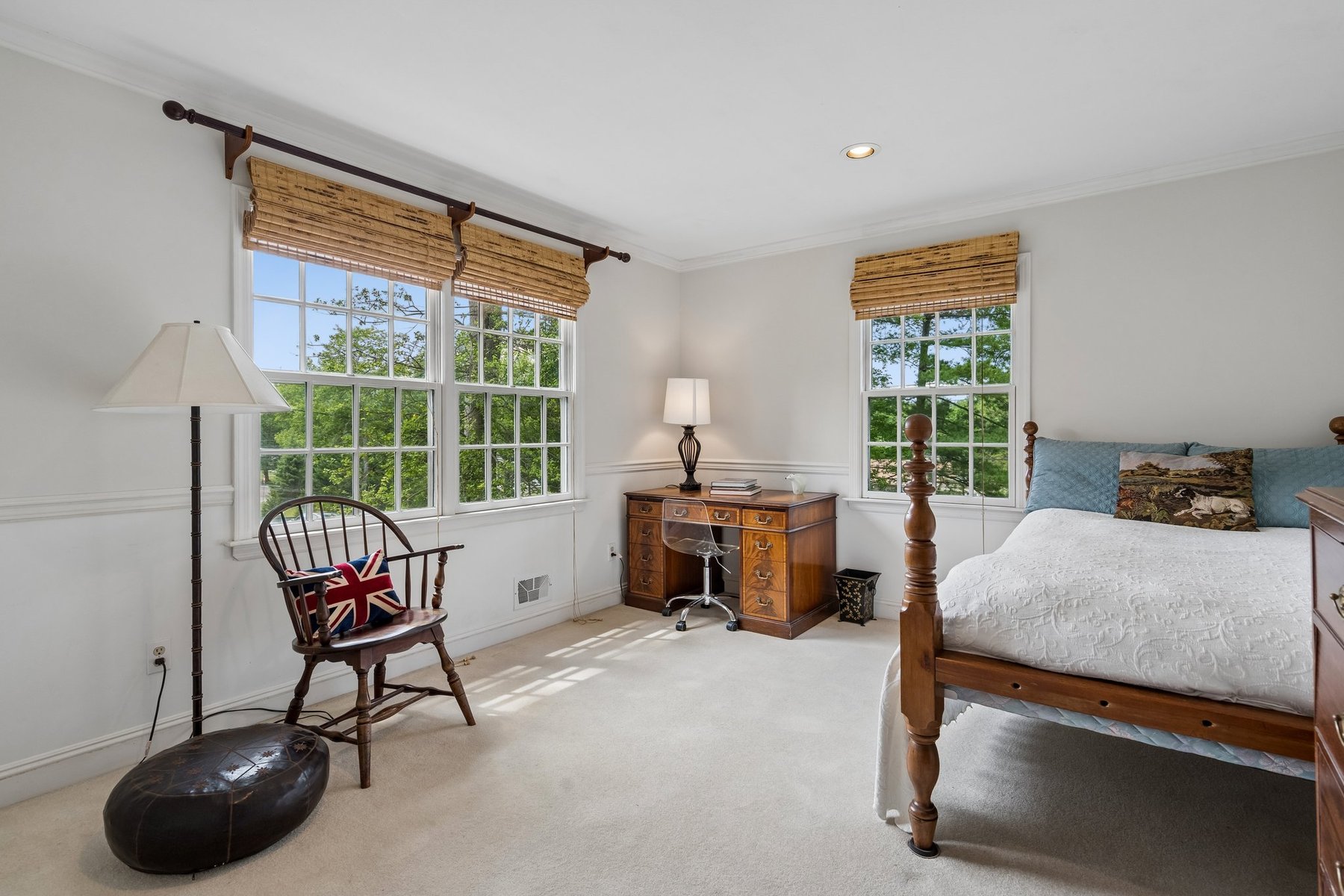  Colonial Offers Exceptional Quality and Workmanship Along With a Garden Oasis - 物件實景