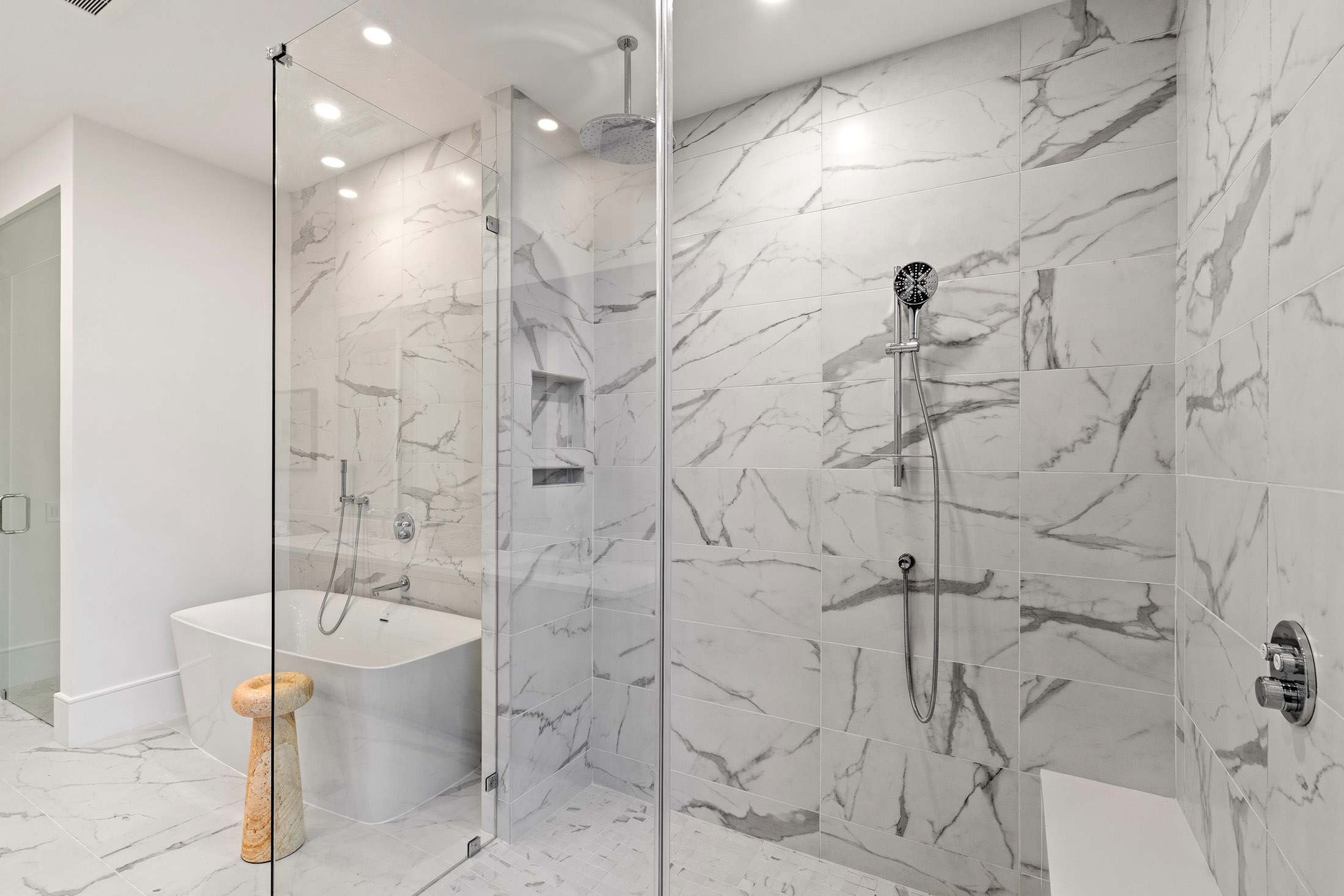  Stunning 17th Floor Corner Unit with Architectural Upgrades - 物件實景