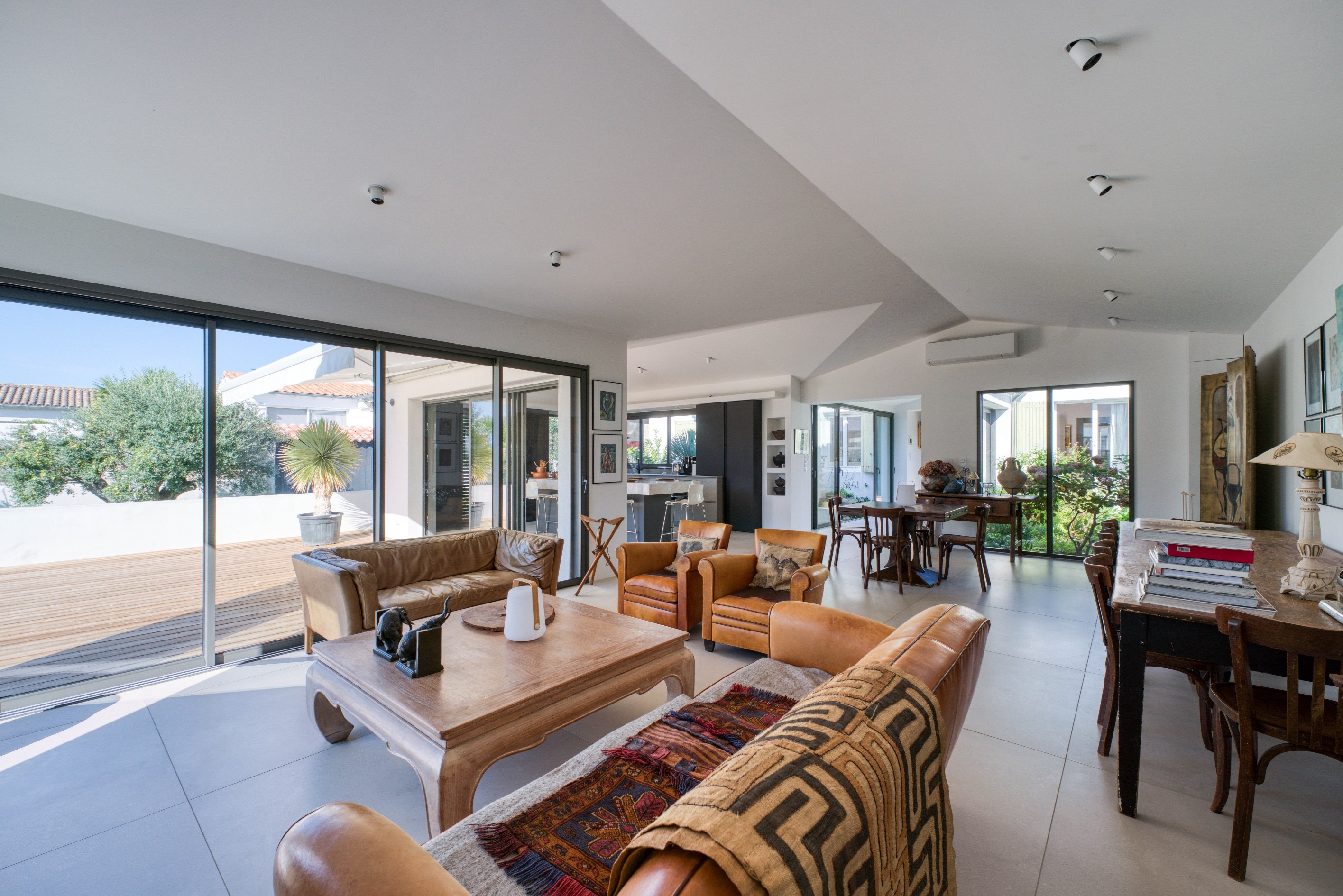  Elegant Contemporary Home with Pool - 物件實景