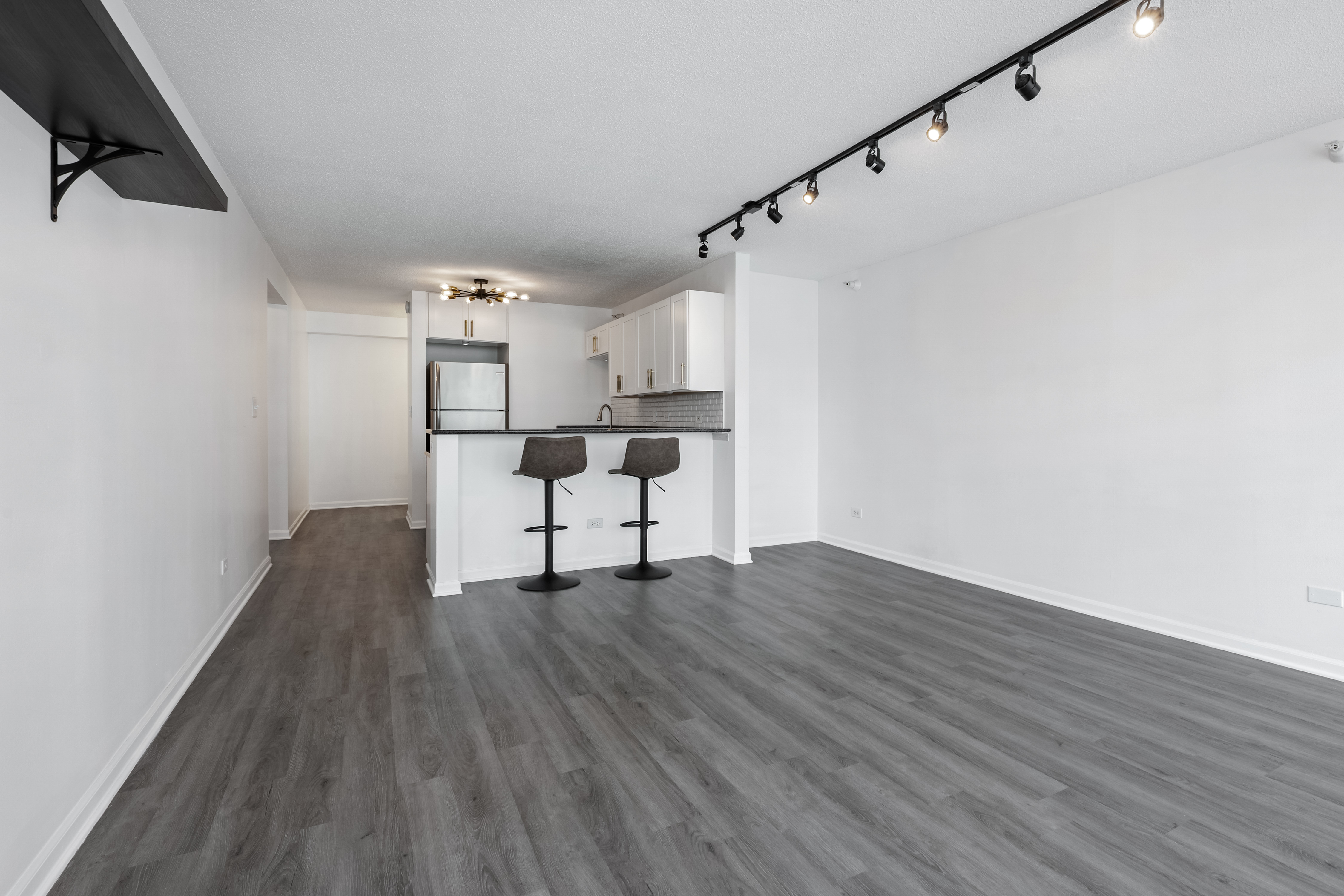  An Eexceptional Turn-key Opportunity in a Prime River North Location - 物件實景