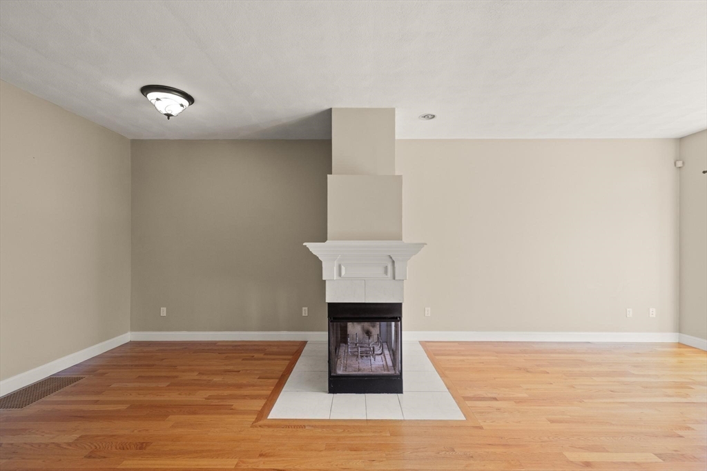 Saugus, Massachusetts, 01906, United States, 2 Bedrooms Bedrooms, ,3 BathroomsBathrooms,Residential,For Sale,2039895