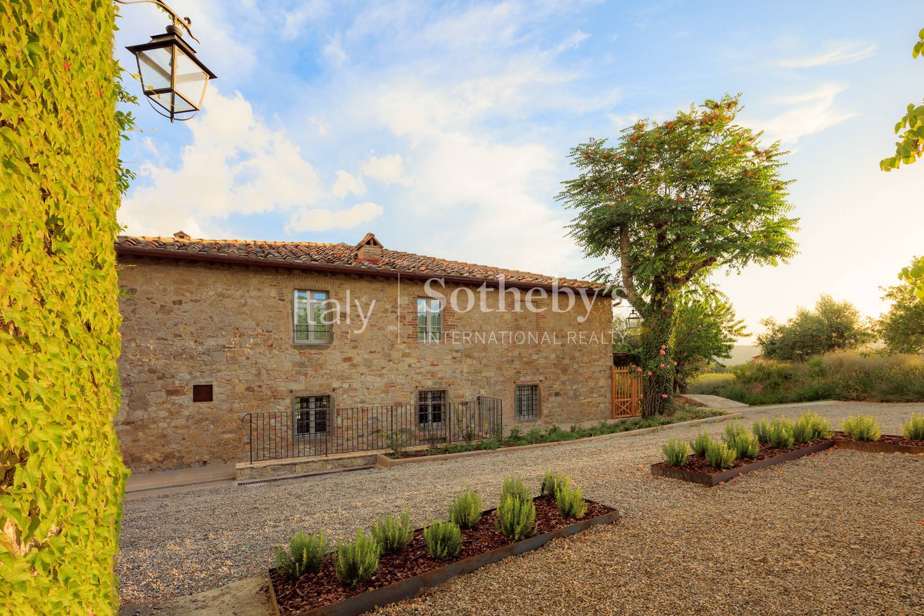  A prestigious wine estate with villa, pool and church - 物件實景