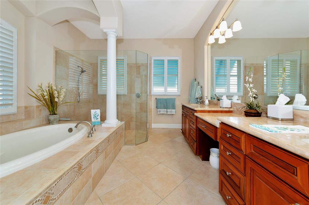 Bradenton, Florida, 34212, United States, 3 Bedrooms Bedrooms, ,3 BathroomsBathrooms,Residential,For Sale,1989547