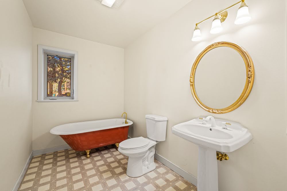 KLAMATH FALLS, Oregon, 97601, United States, 3 Bedrooms Bedrooms, ,4 BathroomsBathrooms,Residential,For Sale,1981715