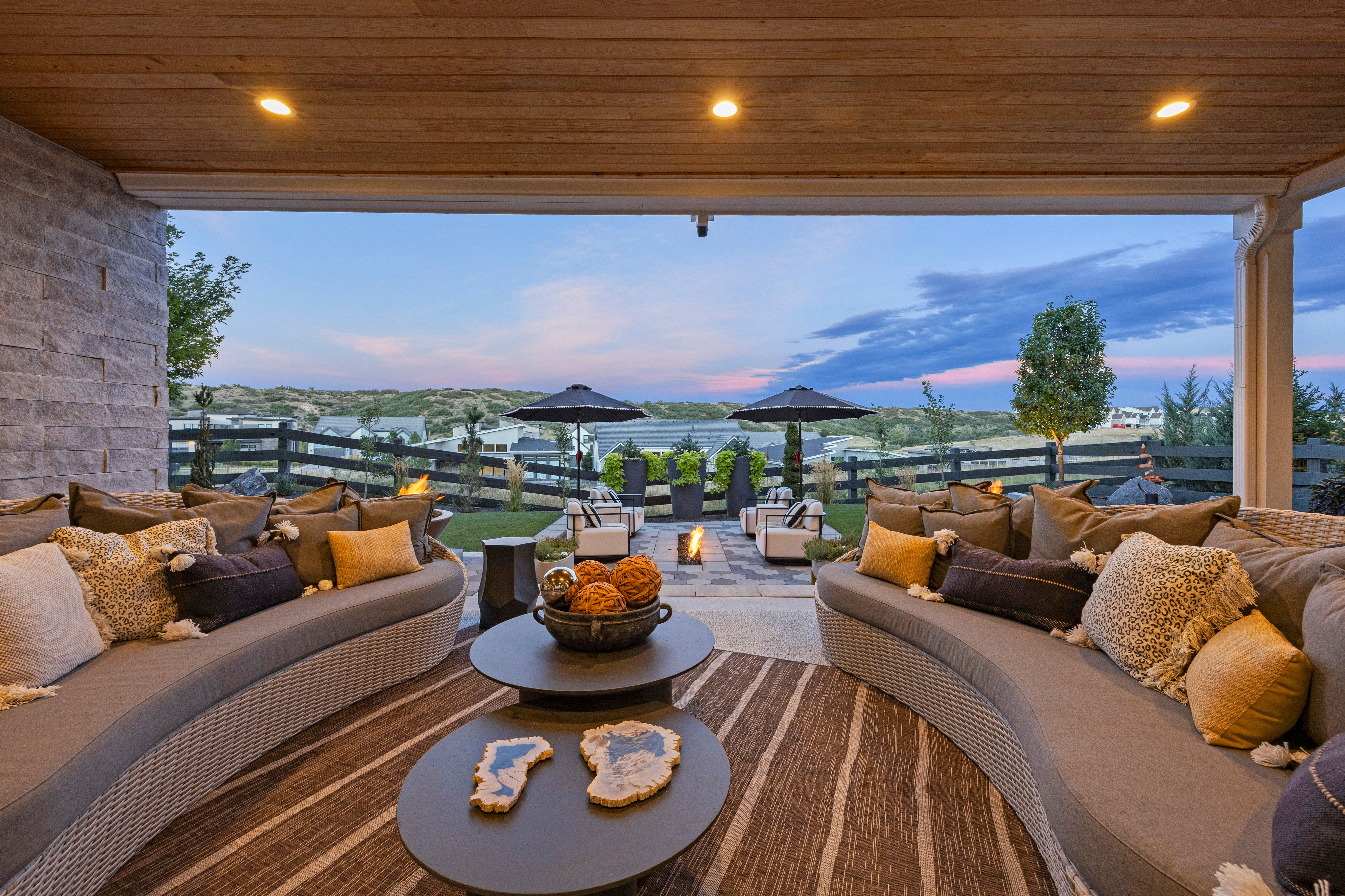  Abundance of Large Windows Showcasing Peaceful Canyon and Ridge Views - 物件實景