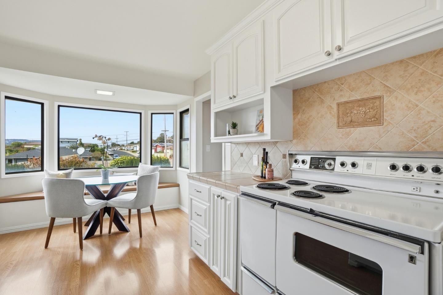 South San Francisco, California, 94080, United States, 4 Bedrooms Bedrooms, ,2 BathroomsBathrooms,Residential,For Sale,1992905