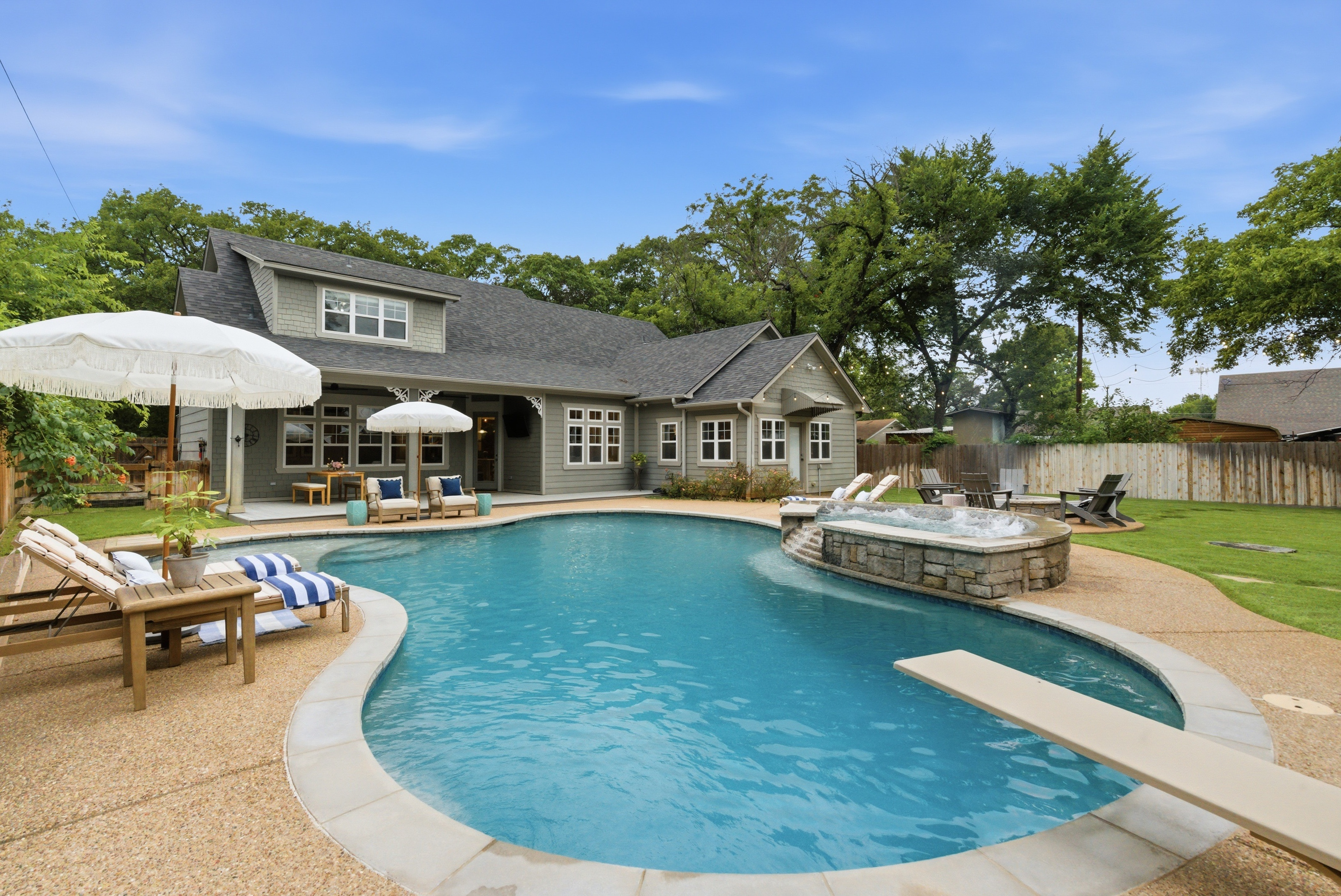  907 Cherry Street  Luxury Home for Sale in Graham, Texas - 物件實景