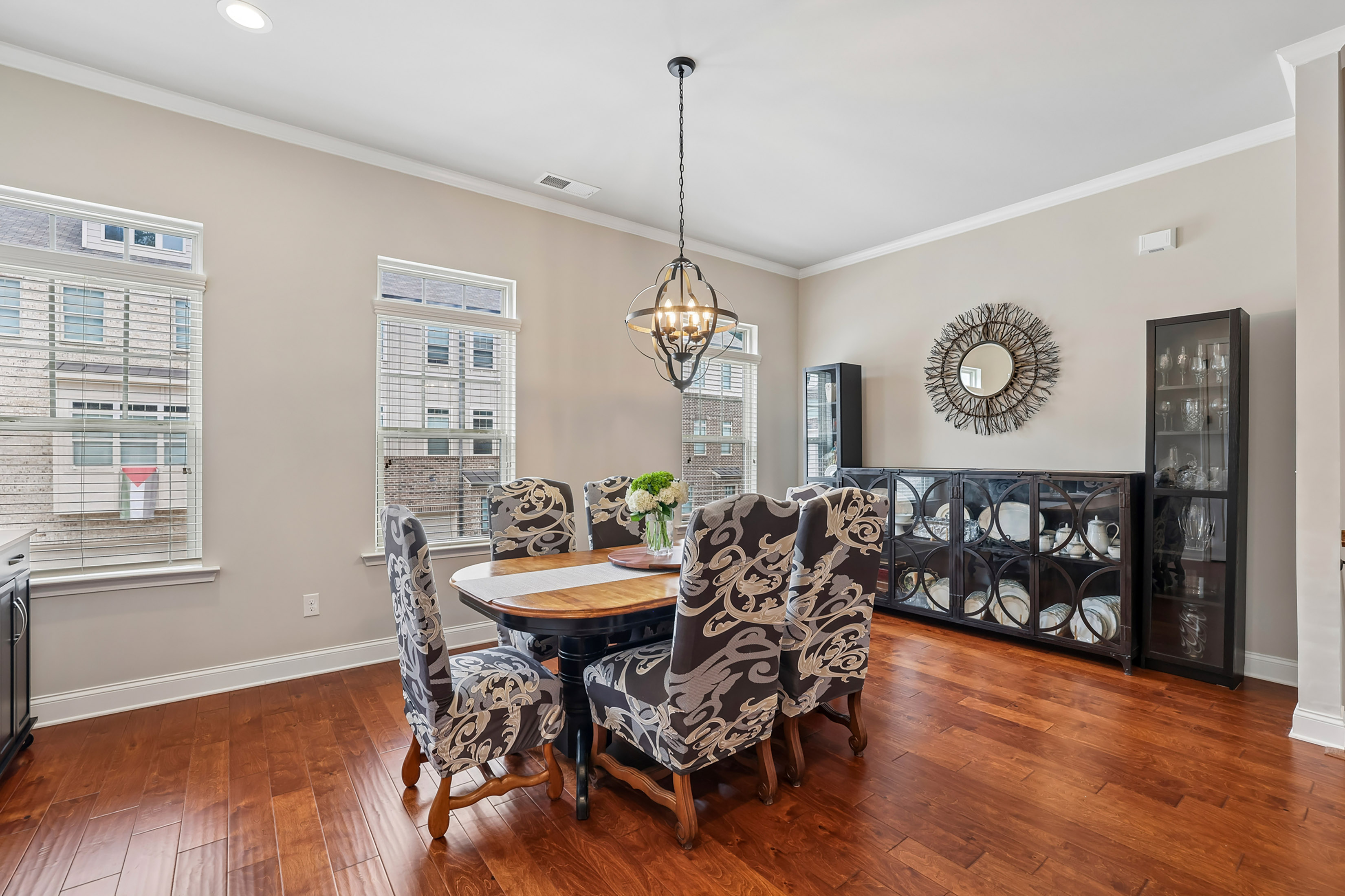  Modern Elegance in Beautifully Designed Townhome - 物件實景