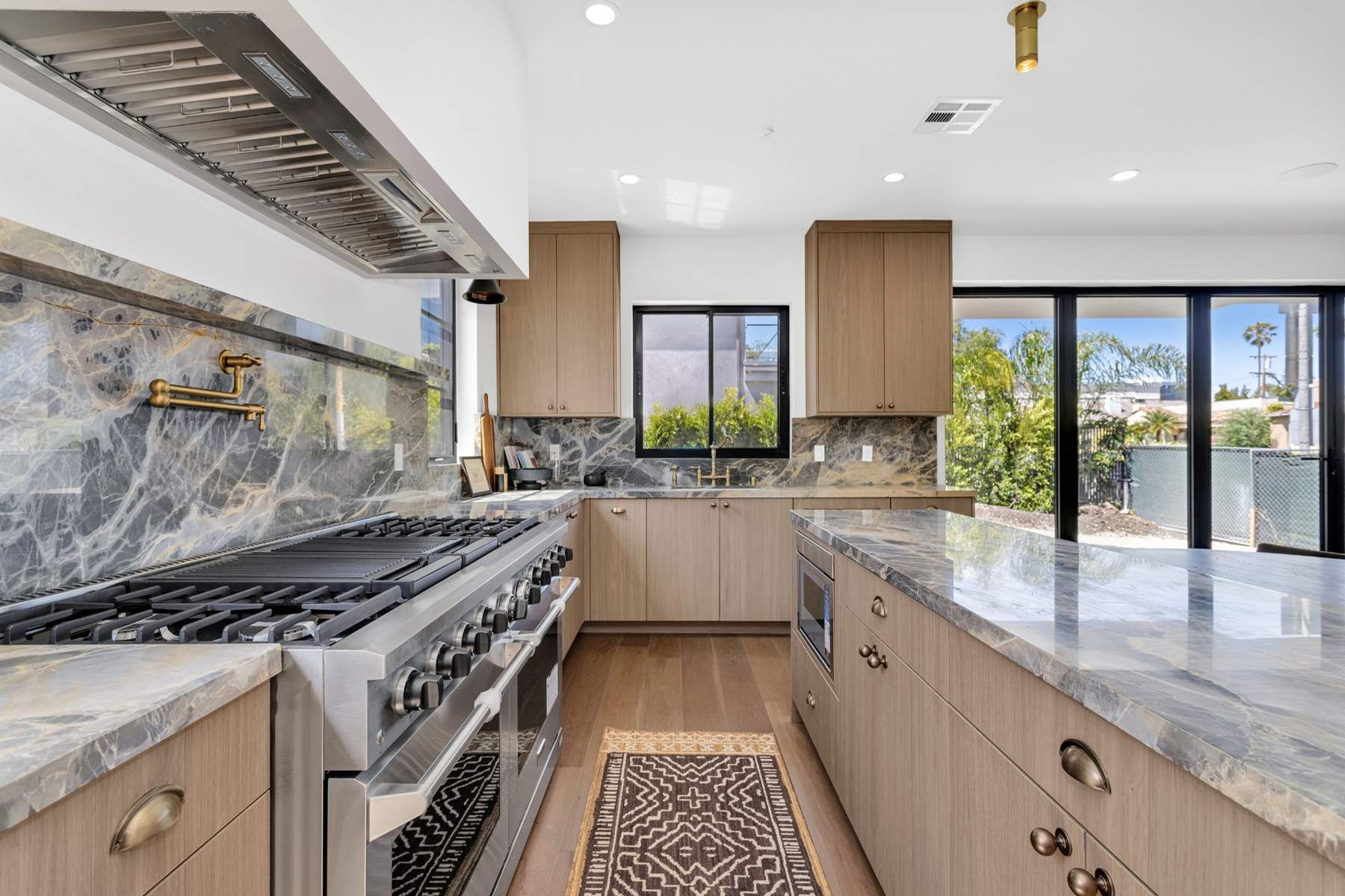  8671 Clifton Way - 物件實景