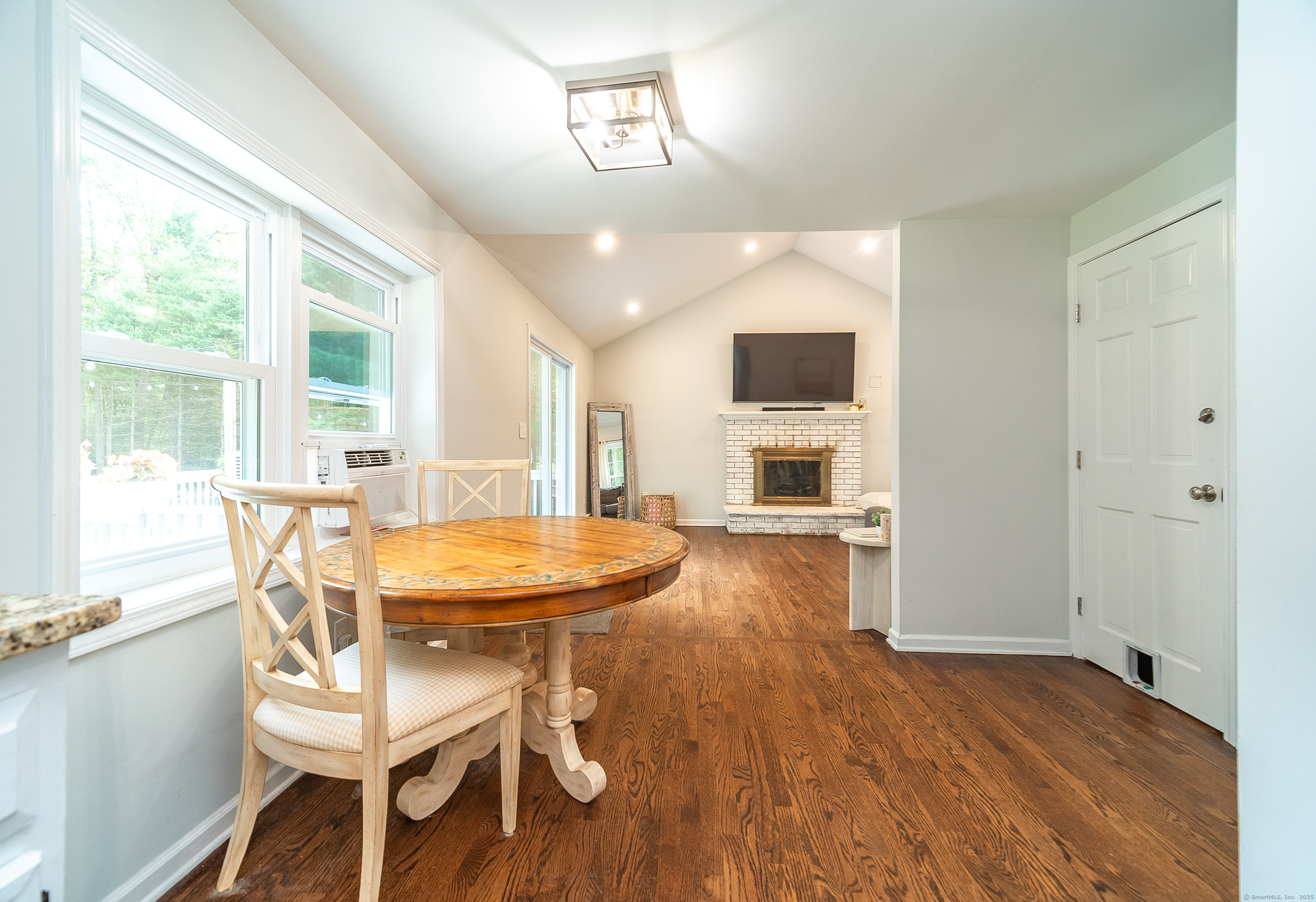 Clinton, Connecticut, 06413, United States, 3 Bedrooms Bedrooms, ,3 BathroomsBathrooms,Residential,For Sale,1939957