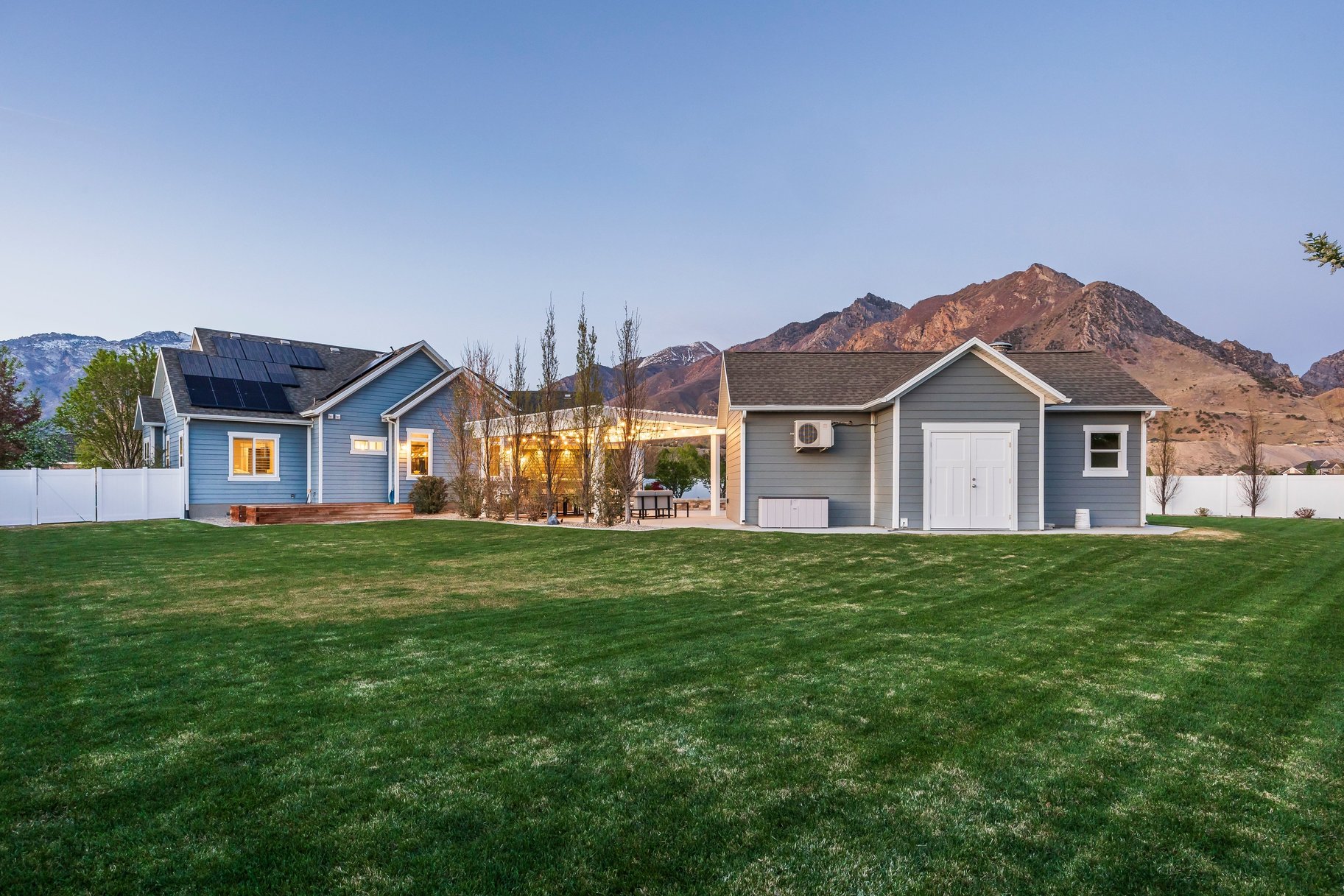  Beautiful Craftsman Rambler With Basement Apartment, Sports Pool and Pool House - 物件實景