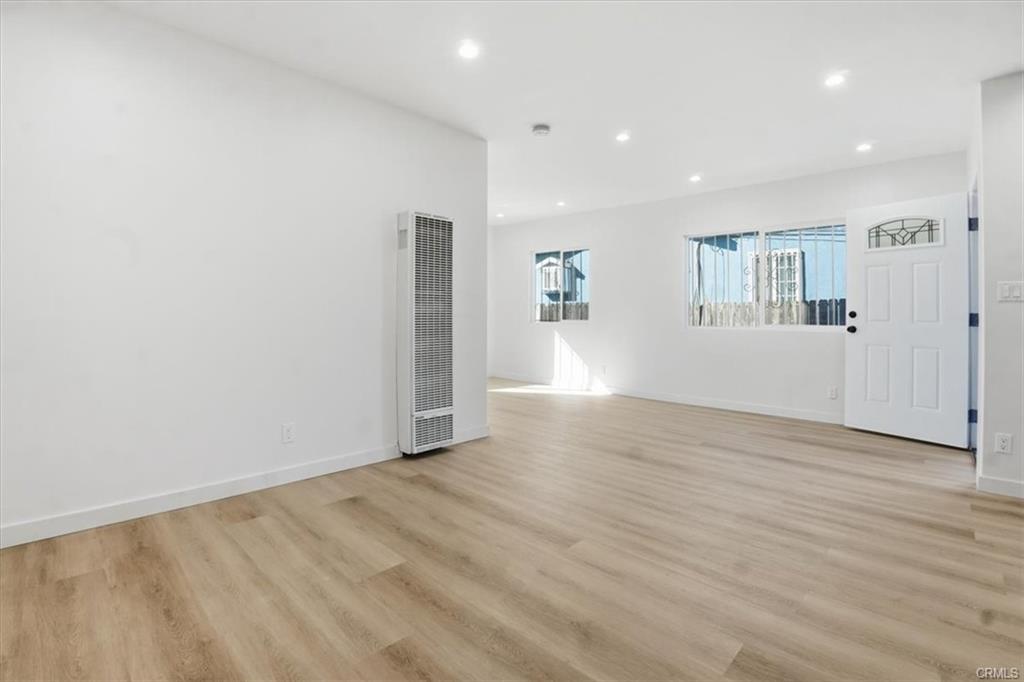 Los Angeles, California, 90003, United States, 5 Bedrooms Bedrooms, ,Residential,For Sale,2007748