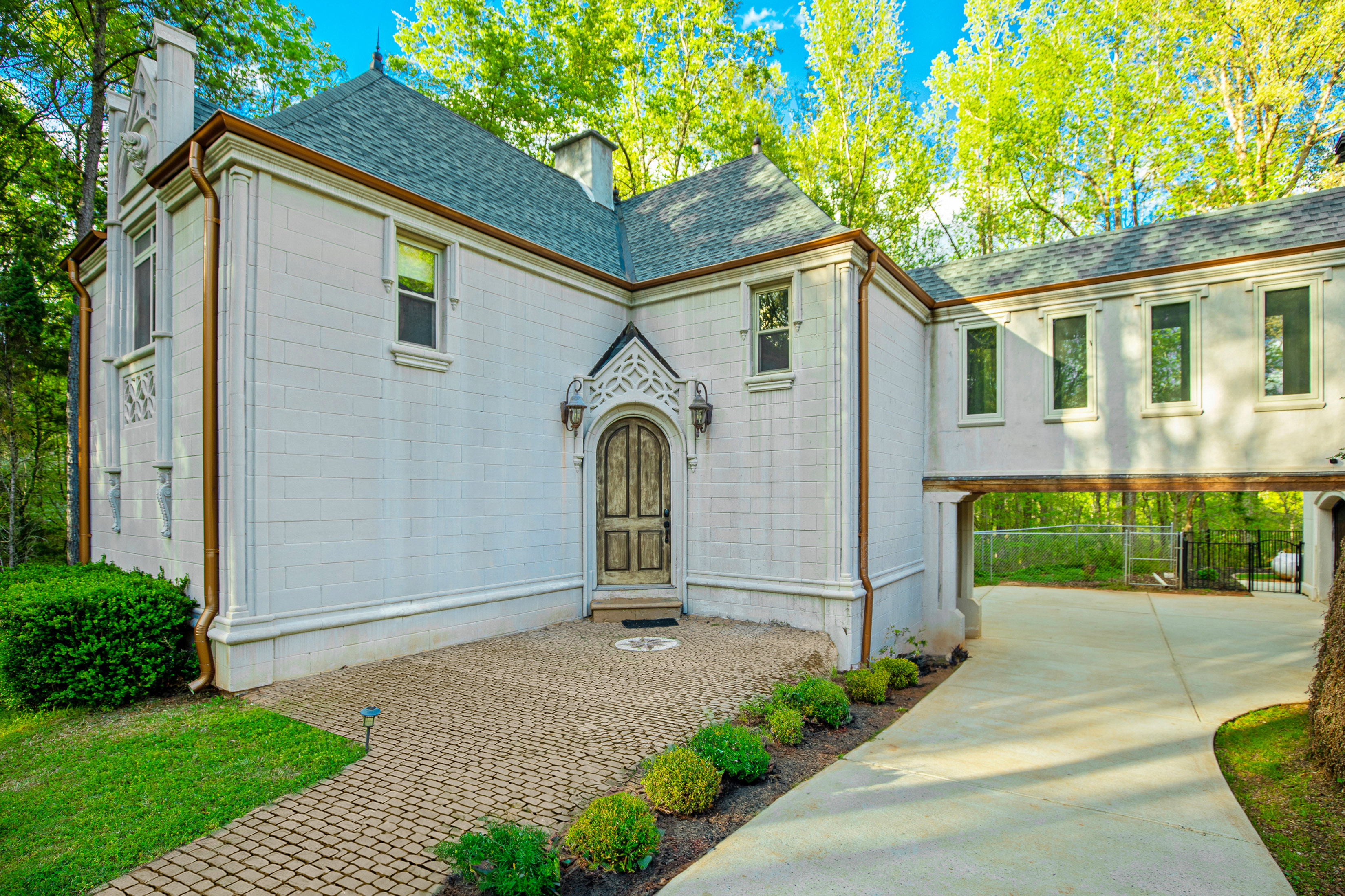  Secluded Sophistication on Over Six Acres with Winding Creek - 物件實景