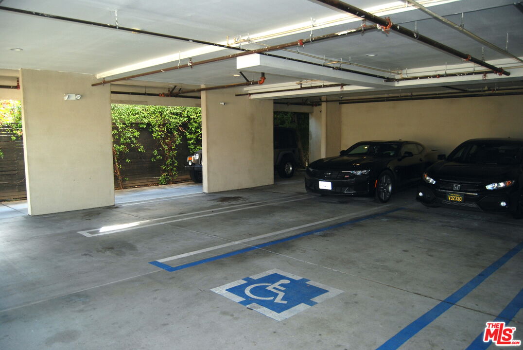 Los Angeles, California, 90034, United States, 9 Bedrooms Bedrooms, ,Residential,For Sale,1995757