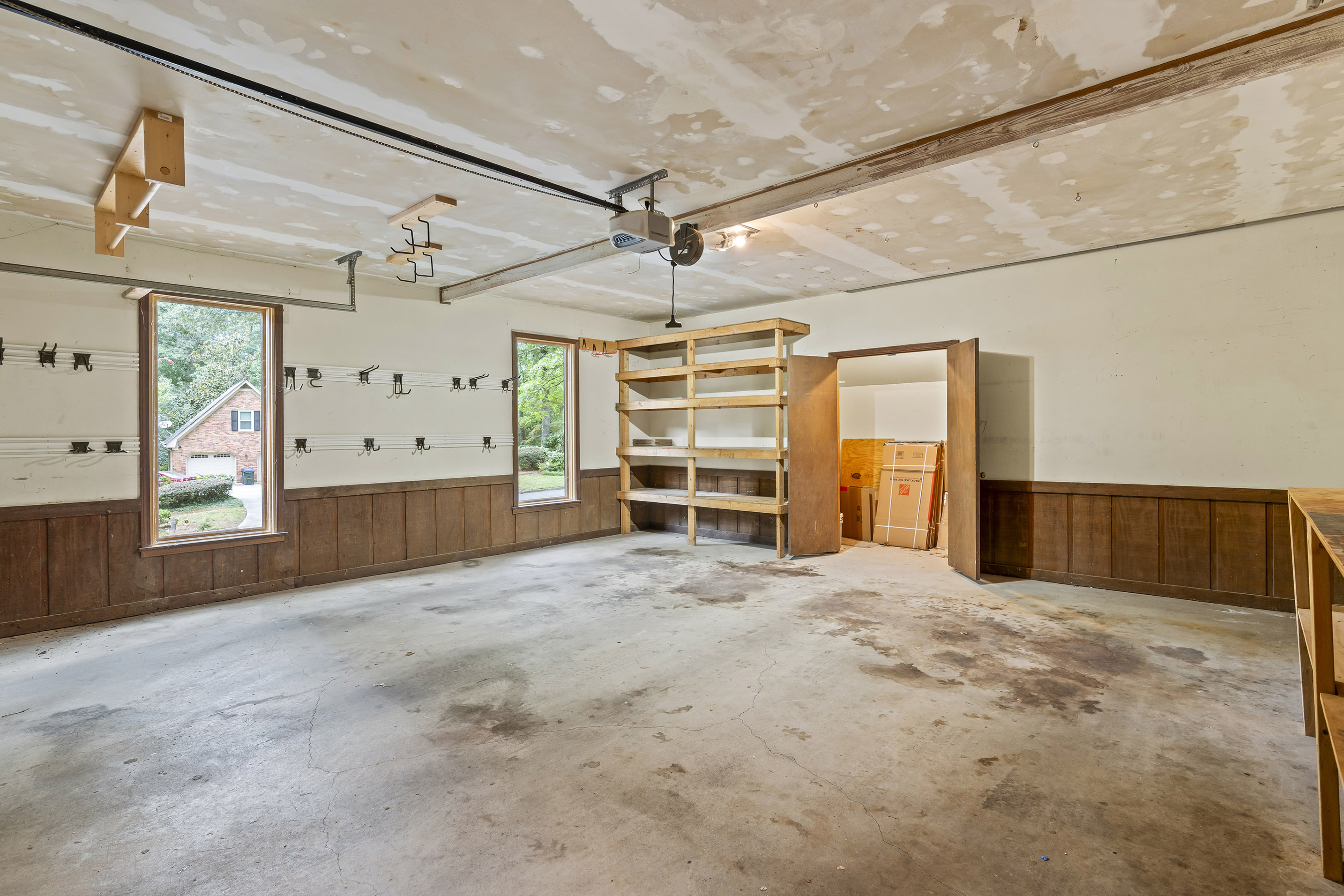  A Perfect Blend: Modern Updates in a Traditional Woodland Forest Home - 物件實景