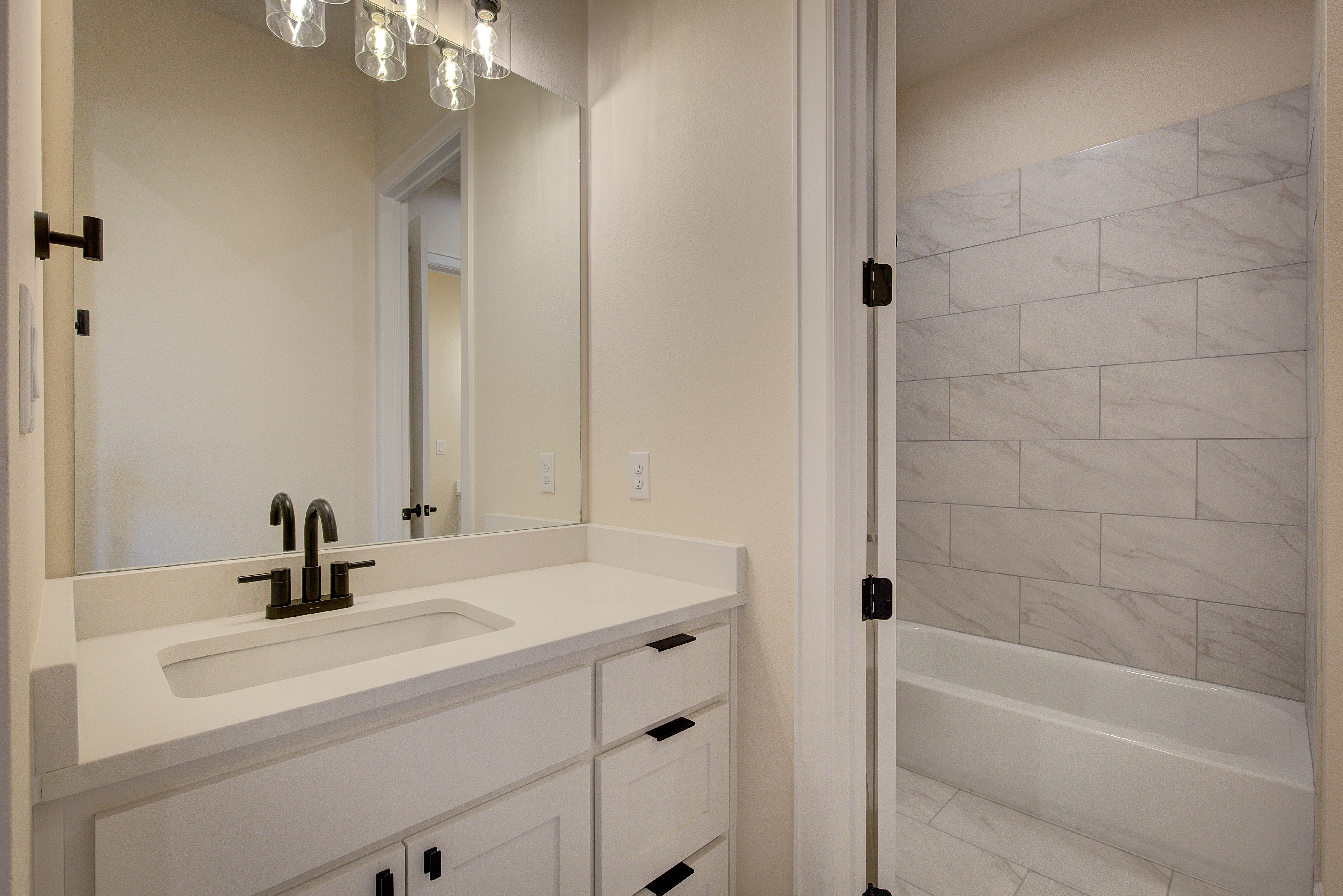 Mineola, Texas, 75773, United States, 4 Bedrooms Bedrooms, ,4 BathroomsBathrooms,Residential,For Sale,1981031