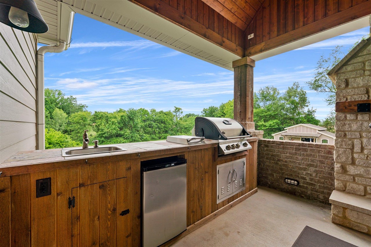 Franklin, Kentucky, 42134, United States, 6 Bedrooms Bedrooms, ,3 BathroomsBathrooms,Residential,For Sale,2002966