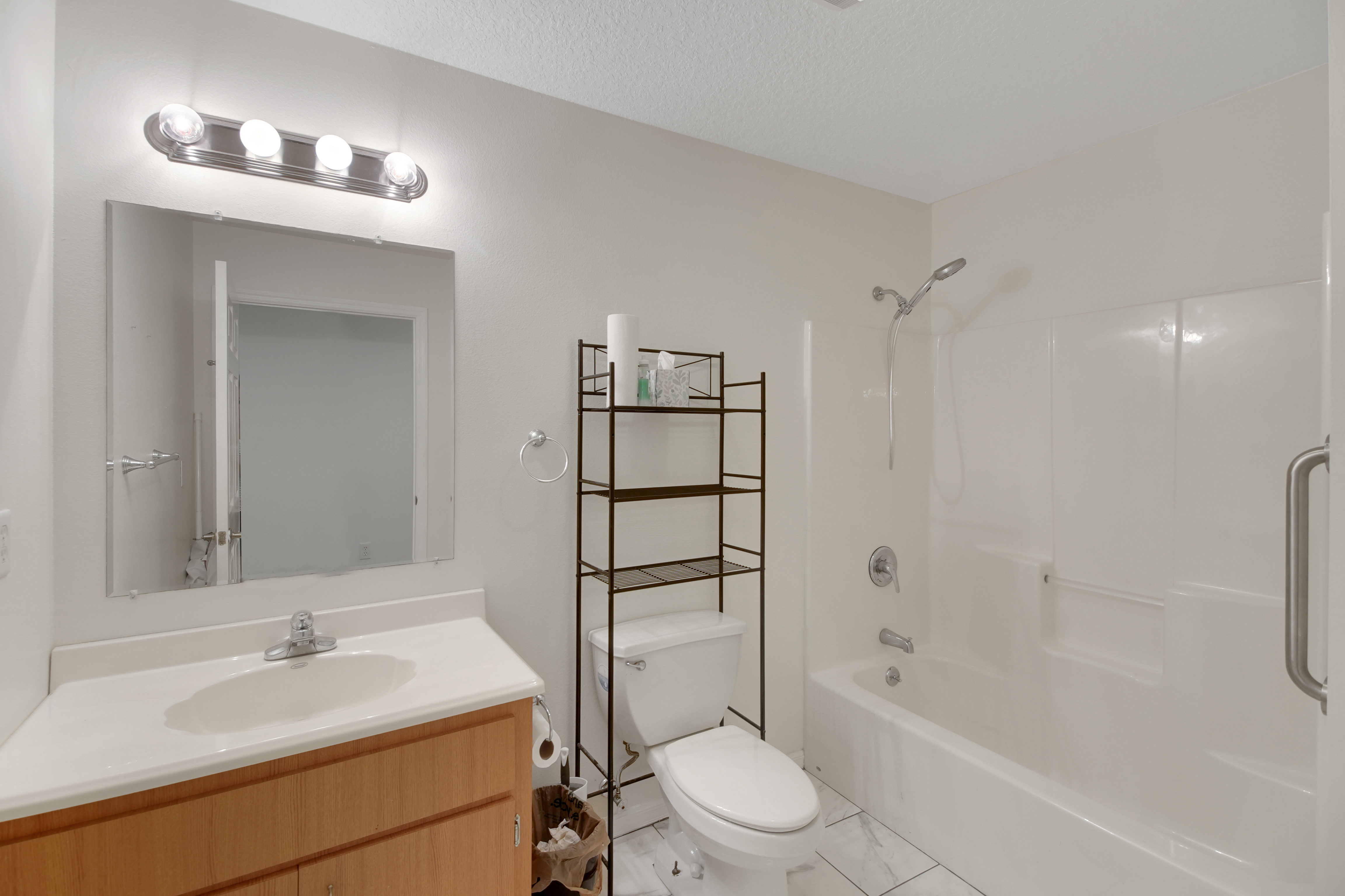 Lady Lake, Florida, 32159, United States, 6 Bedrooms Bedrooms, ,5 BathroomsBathrooms,Residential,For Sale,1921819