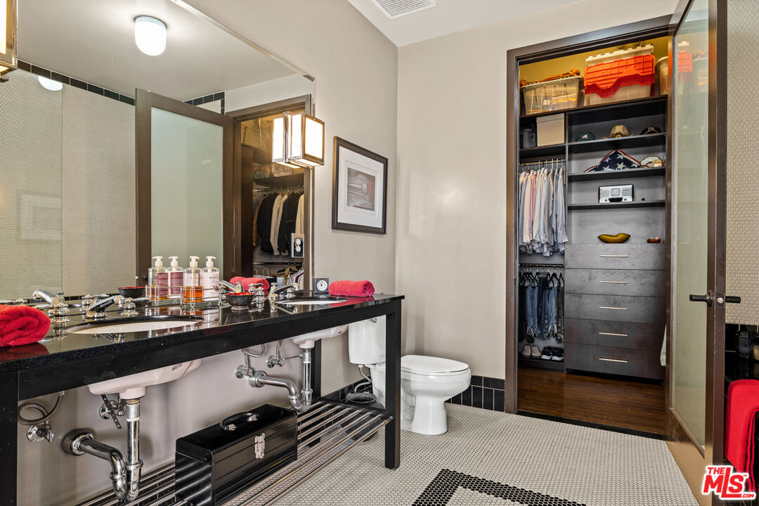 Los Angeles, California, 90028, United States, 2 Bedrooms Bedrooms, ,2 BathroomsBathrooms,Residential,For Sale,1827936