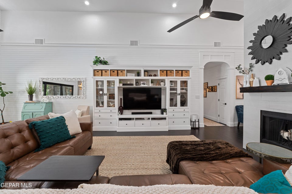 El Paso, Texas, 79936, United States, 5 Bedrooms Bedrooms, ,5 BathroomsBathrooms,Residential,For Sale,1980417