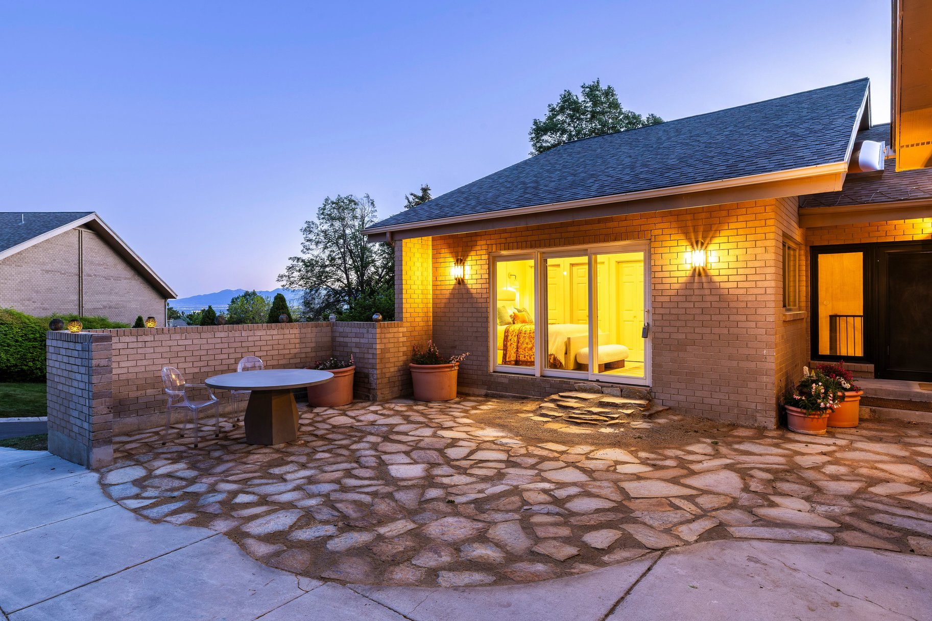  Fully Remodeled Entertainer