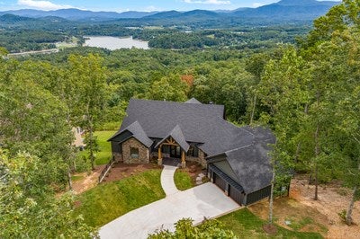 Blairsville, Georgia, 30512, United States, 4 Bedrooms Bedrooms, ,6 BathroomsBathrooms,Residential,For Sale,1940462