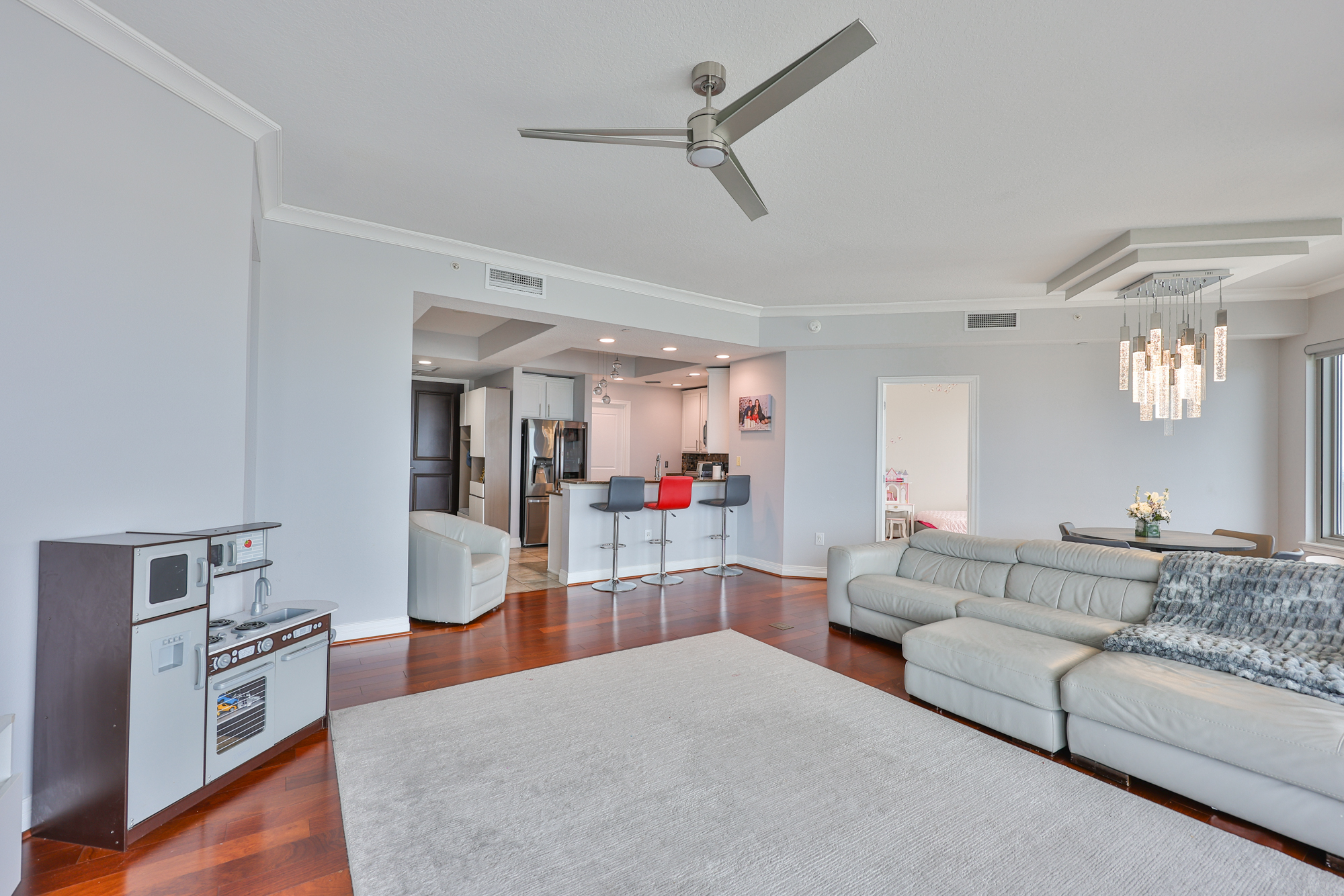 Tampa, Florida, 33602, United States, 3 Bedrooms Bedrooms, ,3 BathroomsBathrooms,Residential,For Sale,1982527