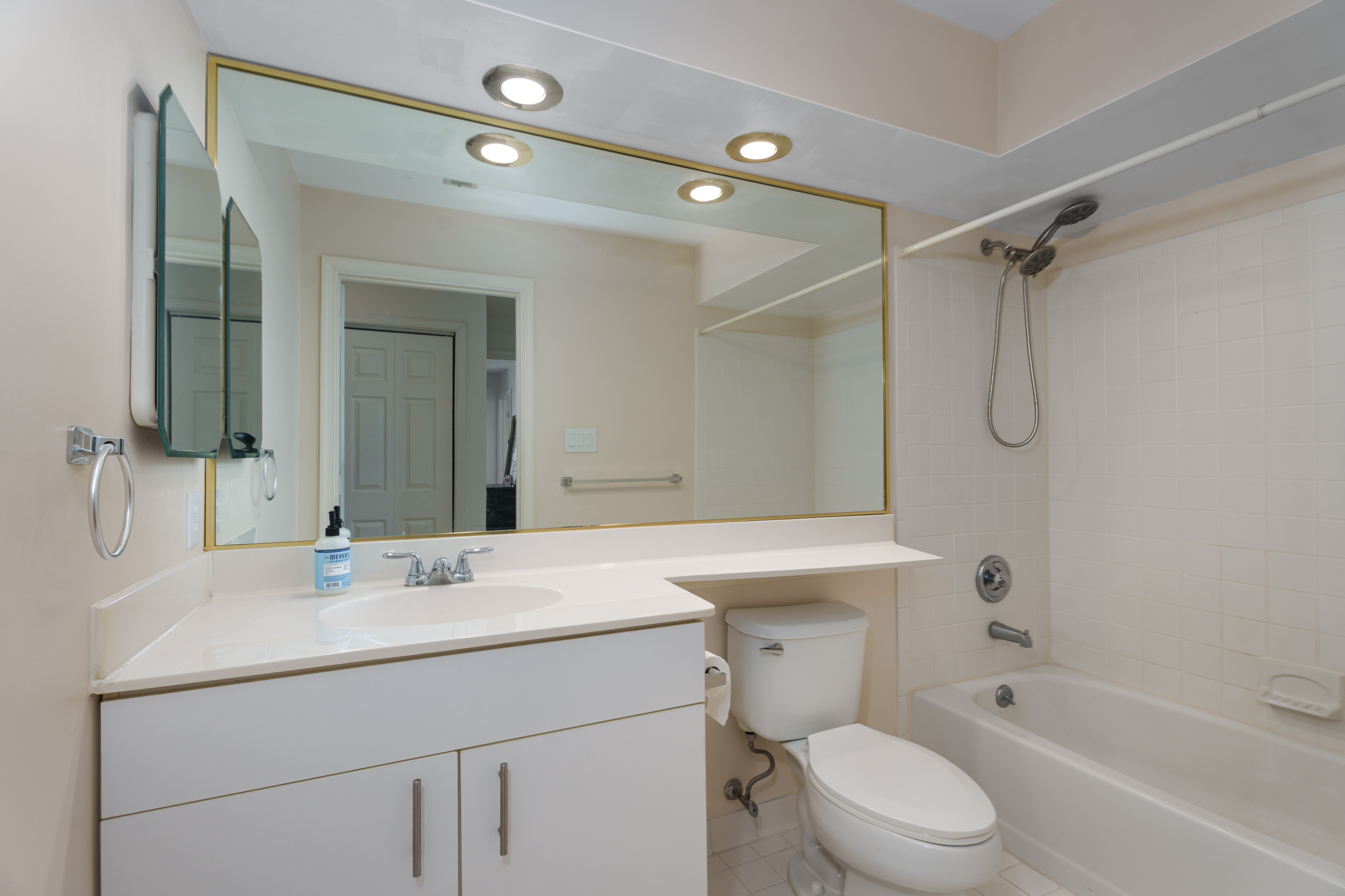  Move-In Ready Eagles Chase Condo with Private Garage and Balcony - 物件實景