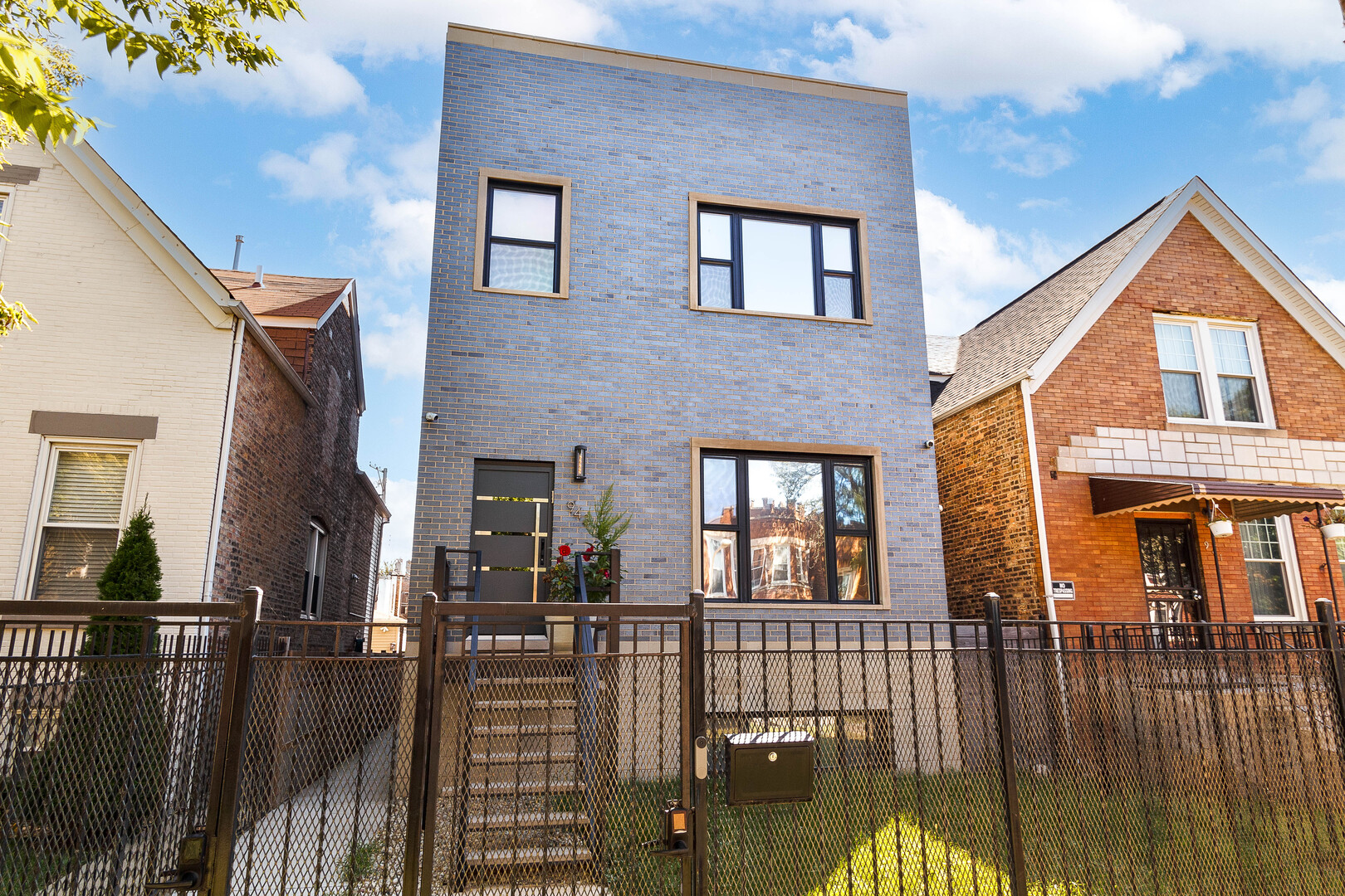 Chicago, Illinois, 60651, United States, 5 Bedrooms Bedrooms, ,6 BathroomsBathrooms,Residential,For Sale,1988146