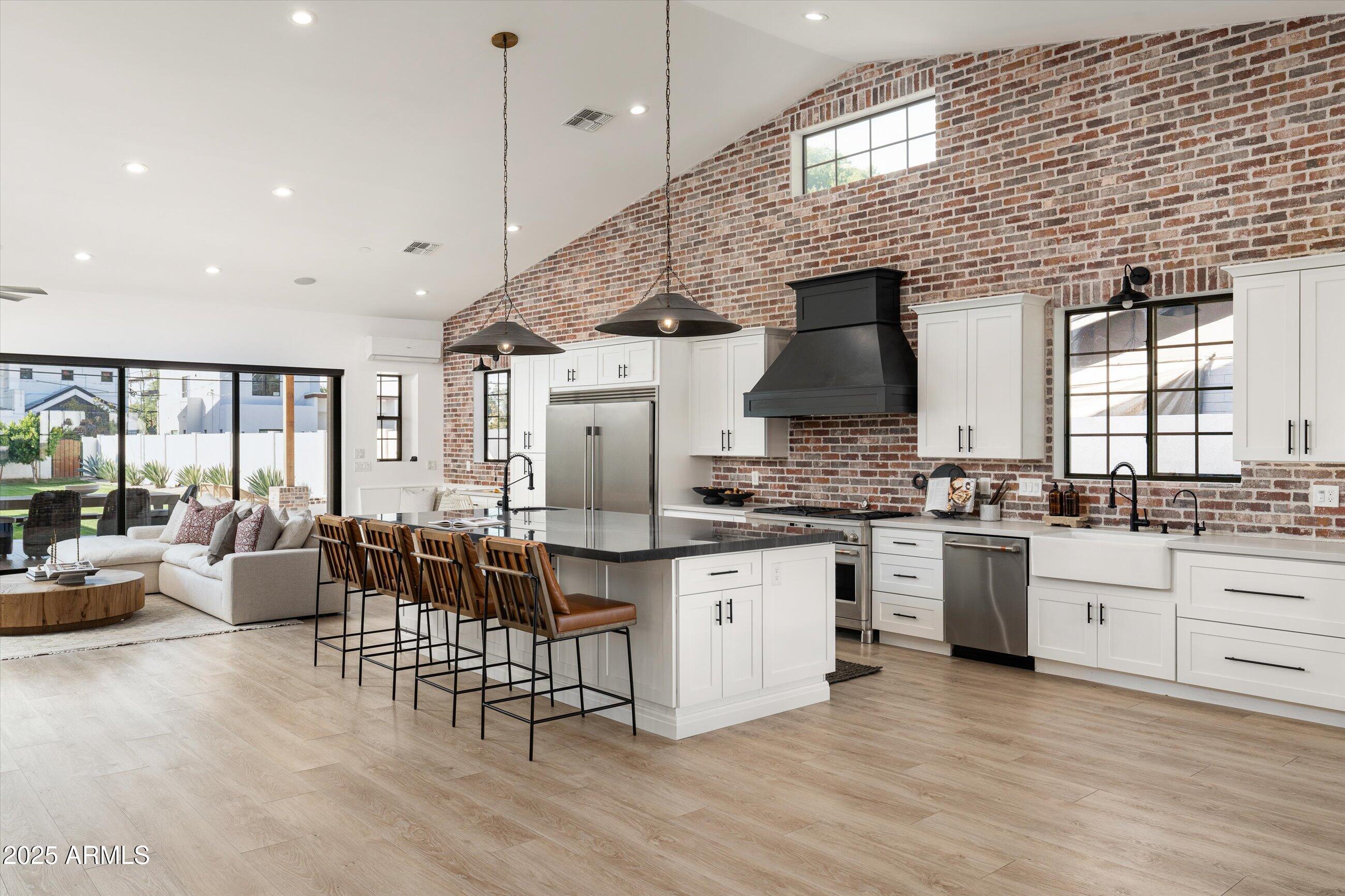 Phoenix, Arizona, 85018, United States, 4 Bedrooms Bedrooms, ,4 BathroomsBathrooms,Residential,For Sale,1993183