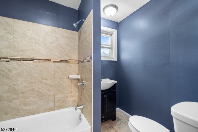 Irvington Twp., New Jersey, 07111, United States, 6 Bedrooms Bedrooms, ,2 BathroomsBathrooms,Residential,For Sale,1896504