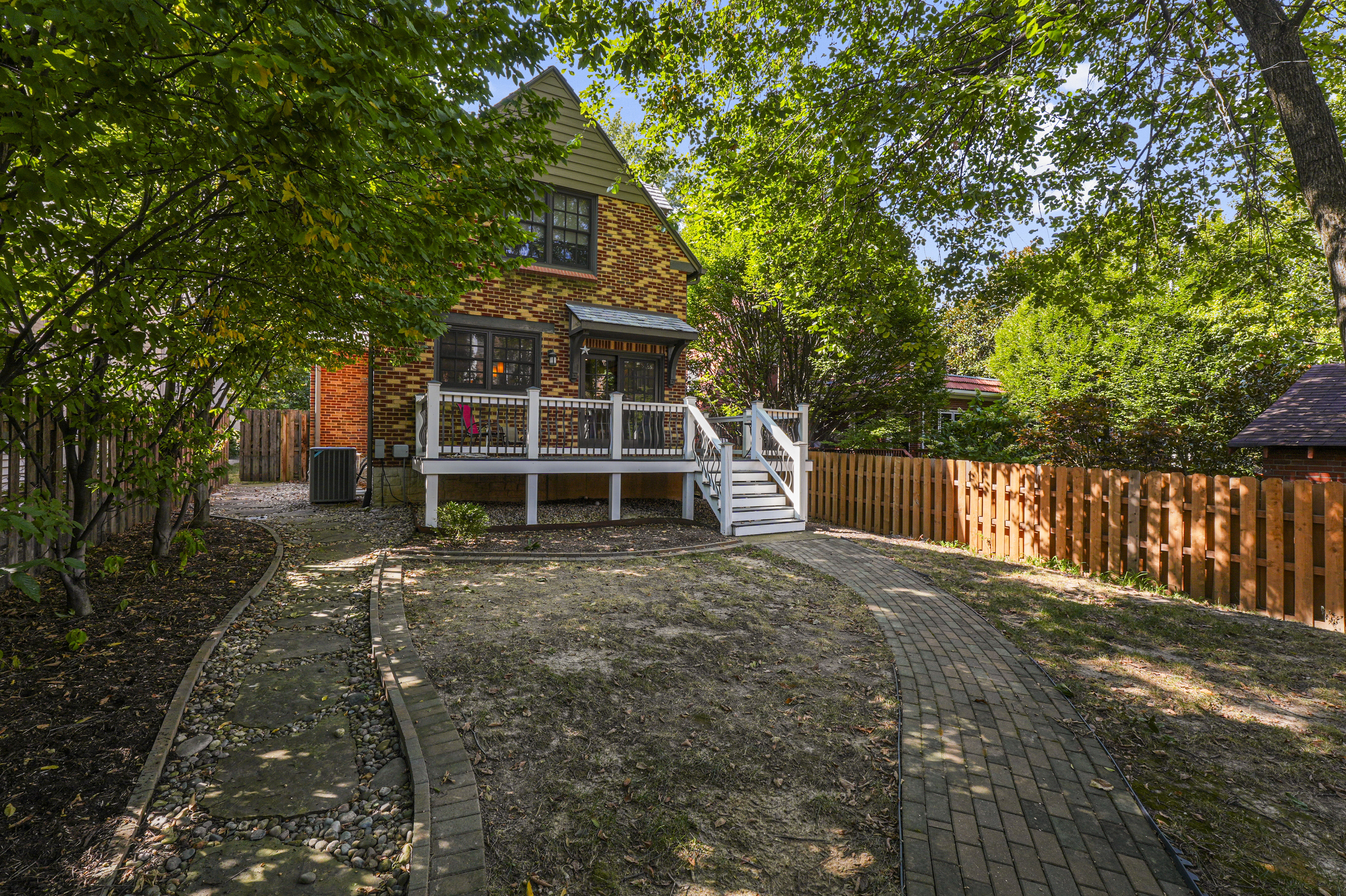  Timelessly Restored Bungalow in Hi-Pointe DeMun - 物件實景