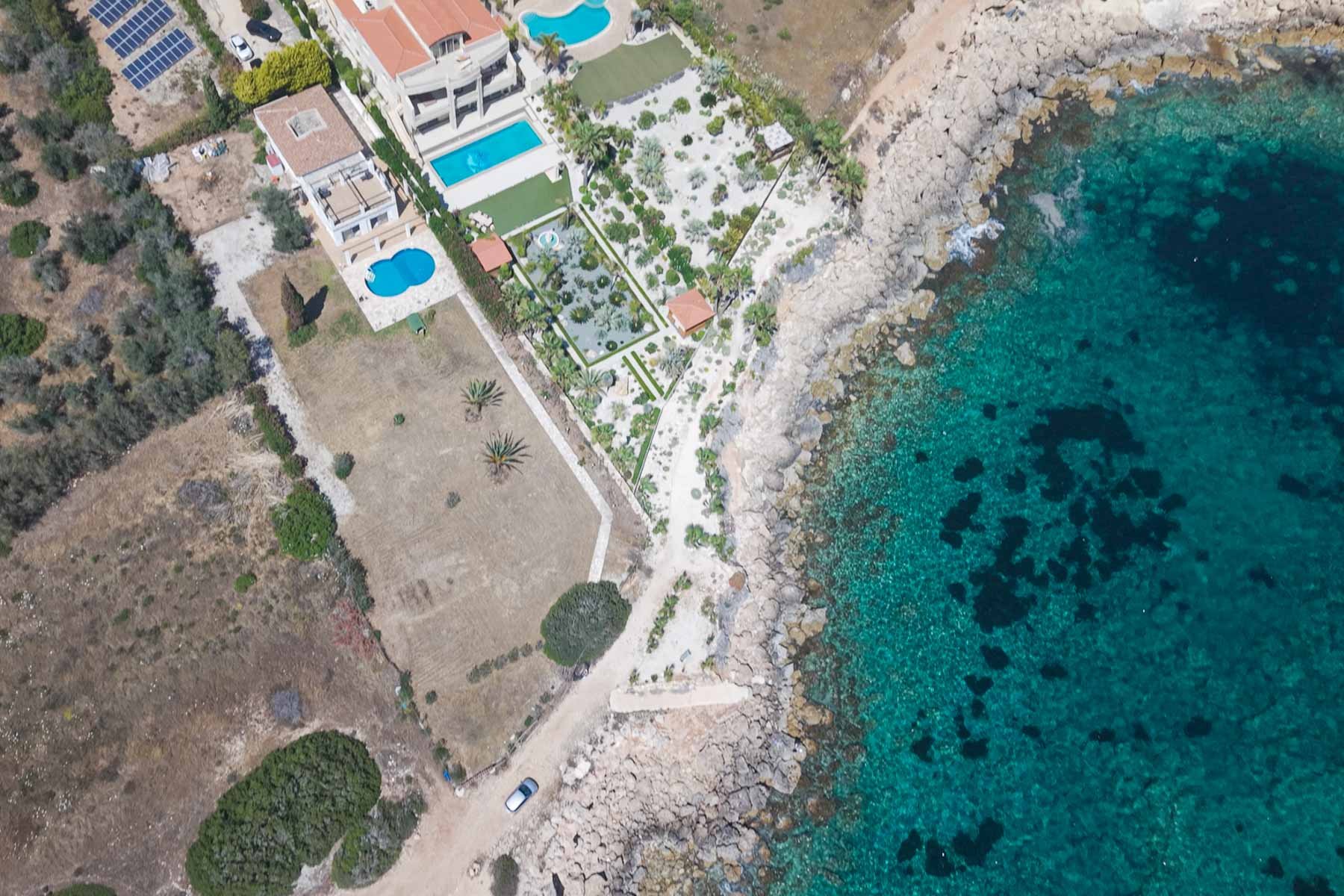  Seafront Plot with a Detached House for redevelopment in Sea Caves, Paphos - 物件實景