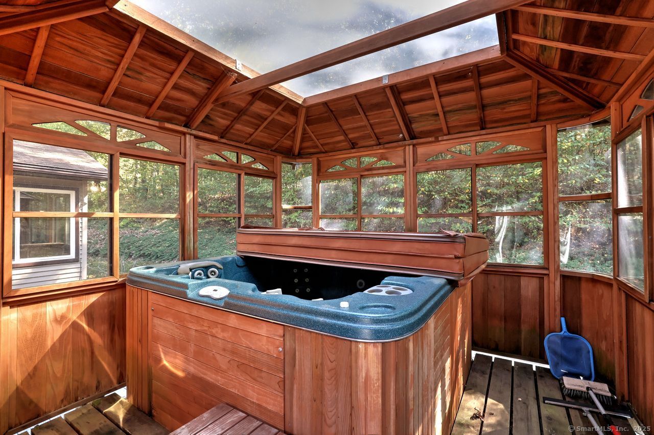 Woodbridge, Connecticut, 06525, United States, 3 Bedrooms Bedrooms, ,2 BathroomsBathrooms,Residential,For Sale,1989444